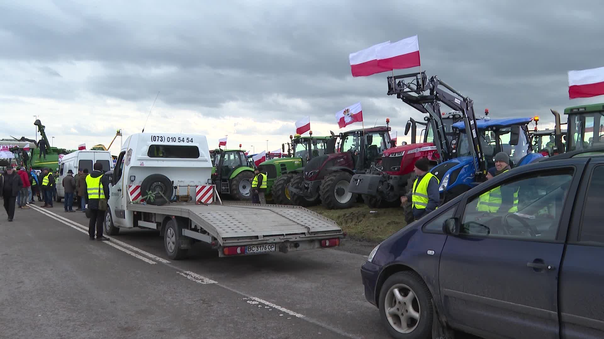 Polish farmers block Ukrainian border