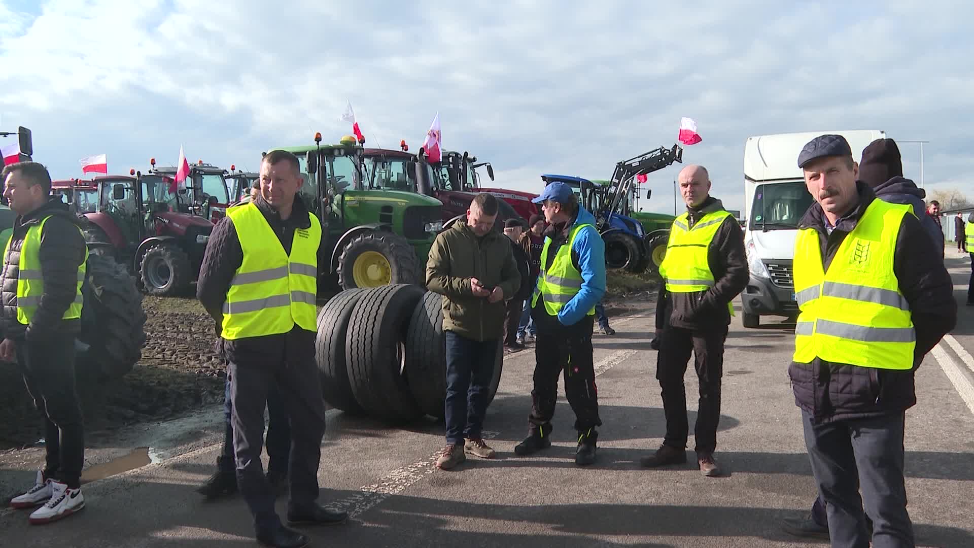 Polish farmers block Ukrainian border