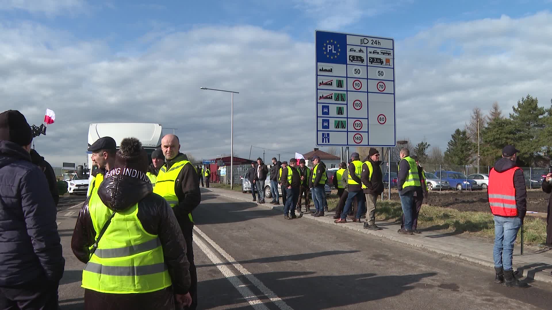 Polish farmers block Ukrainian border