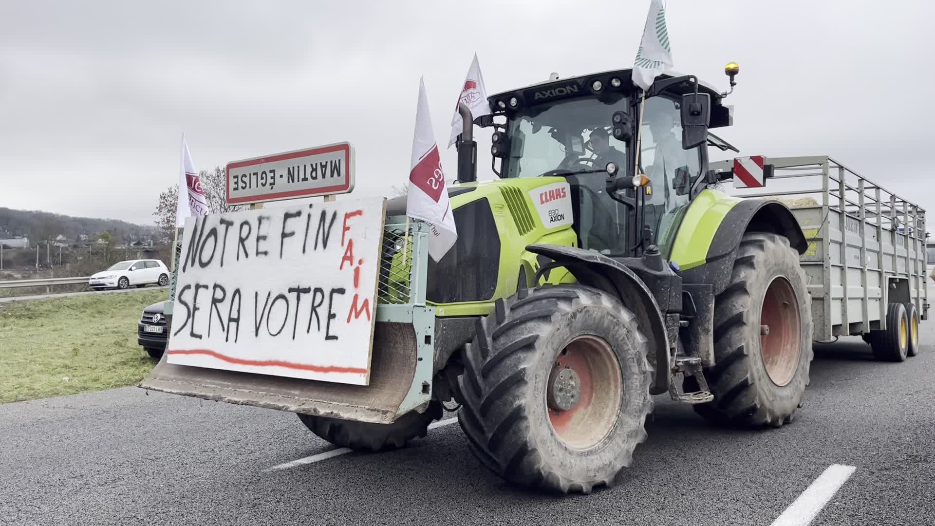 Farmers block motorway accesses to Paris