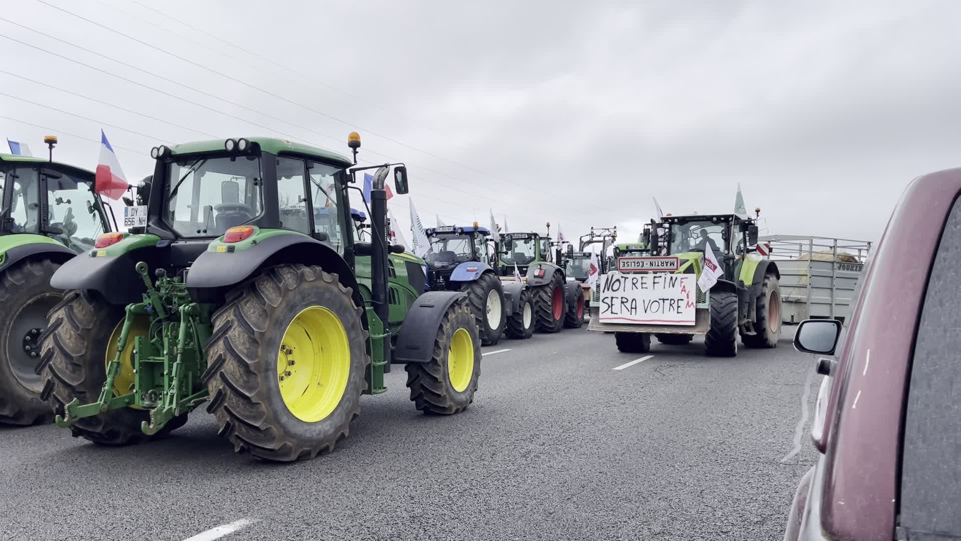 Farmers block motorway accesses to Paris