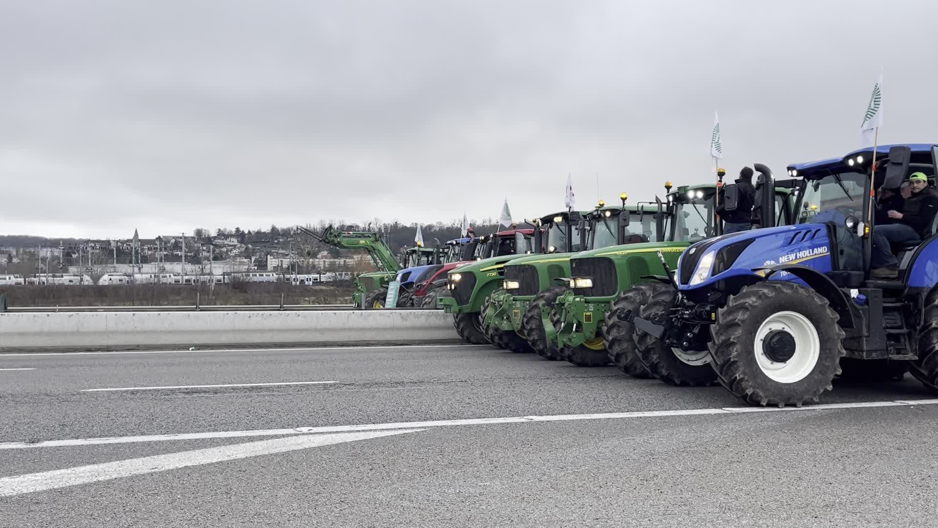 Farmers block motorway accesses to Paris