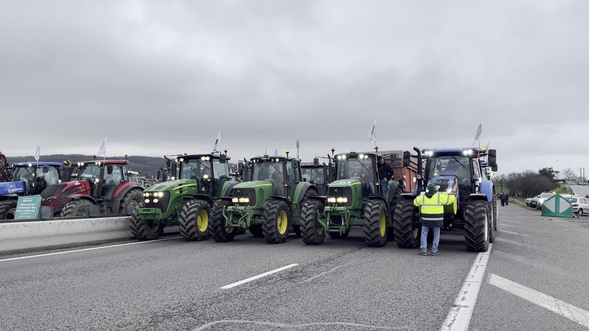 Farmers block motorway accesses to Paris