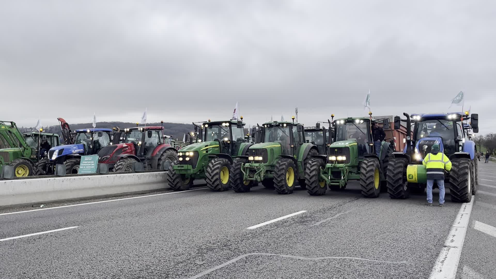 Farmers block motorway accesses to Paris