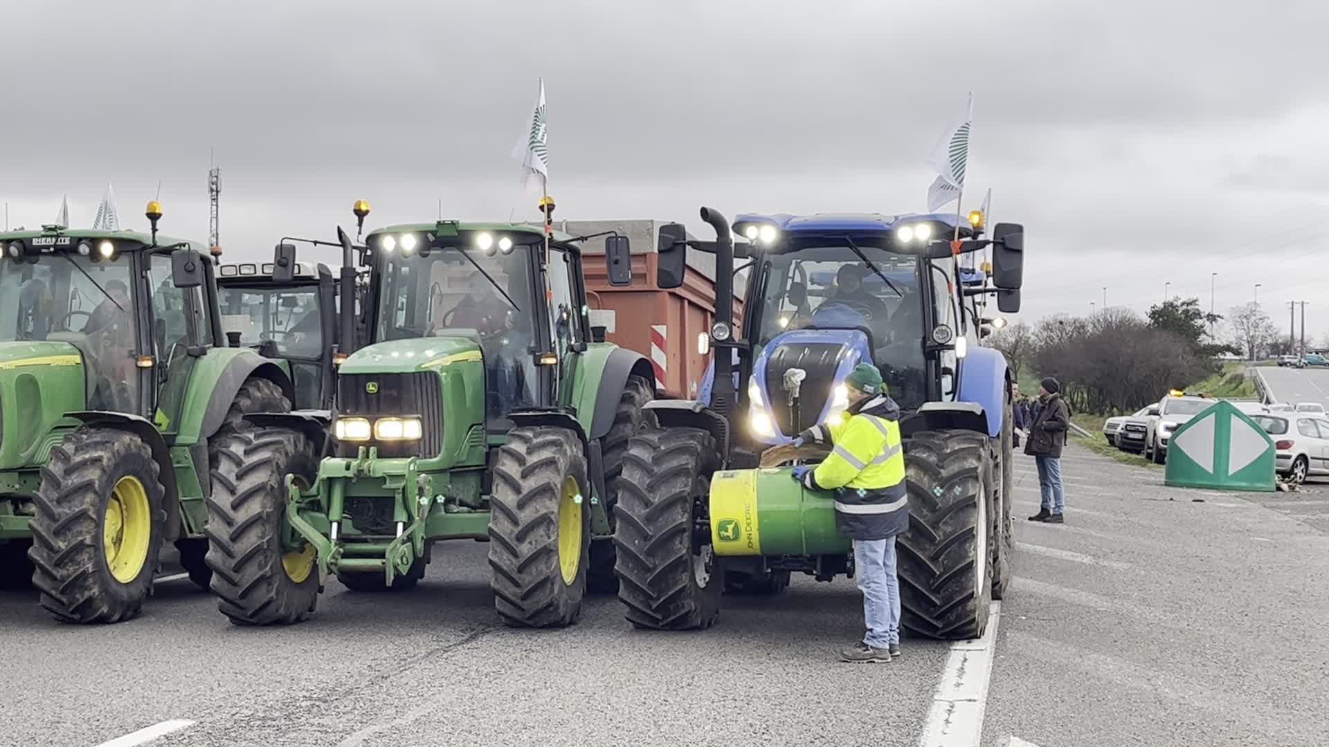 Farmers block motorway accesses to Paris