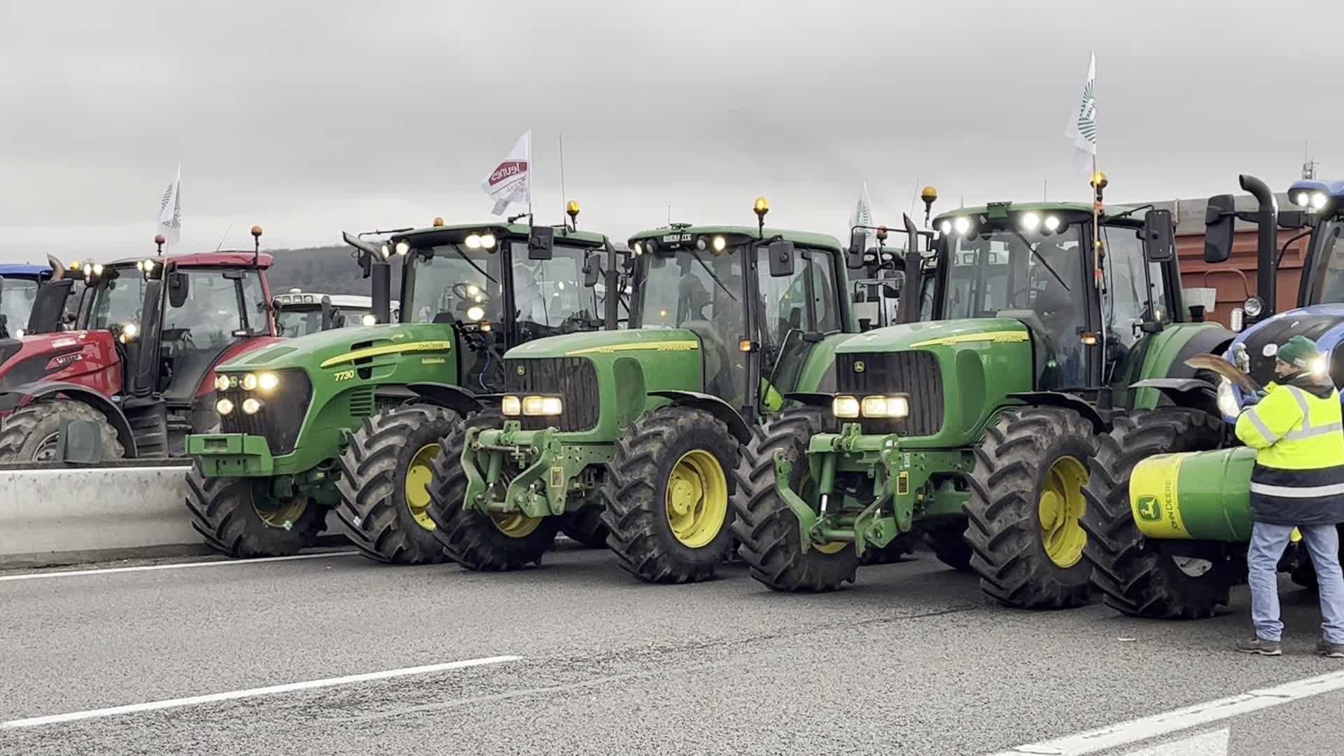 Farmers block motorway accesses to Paris
