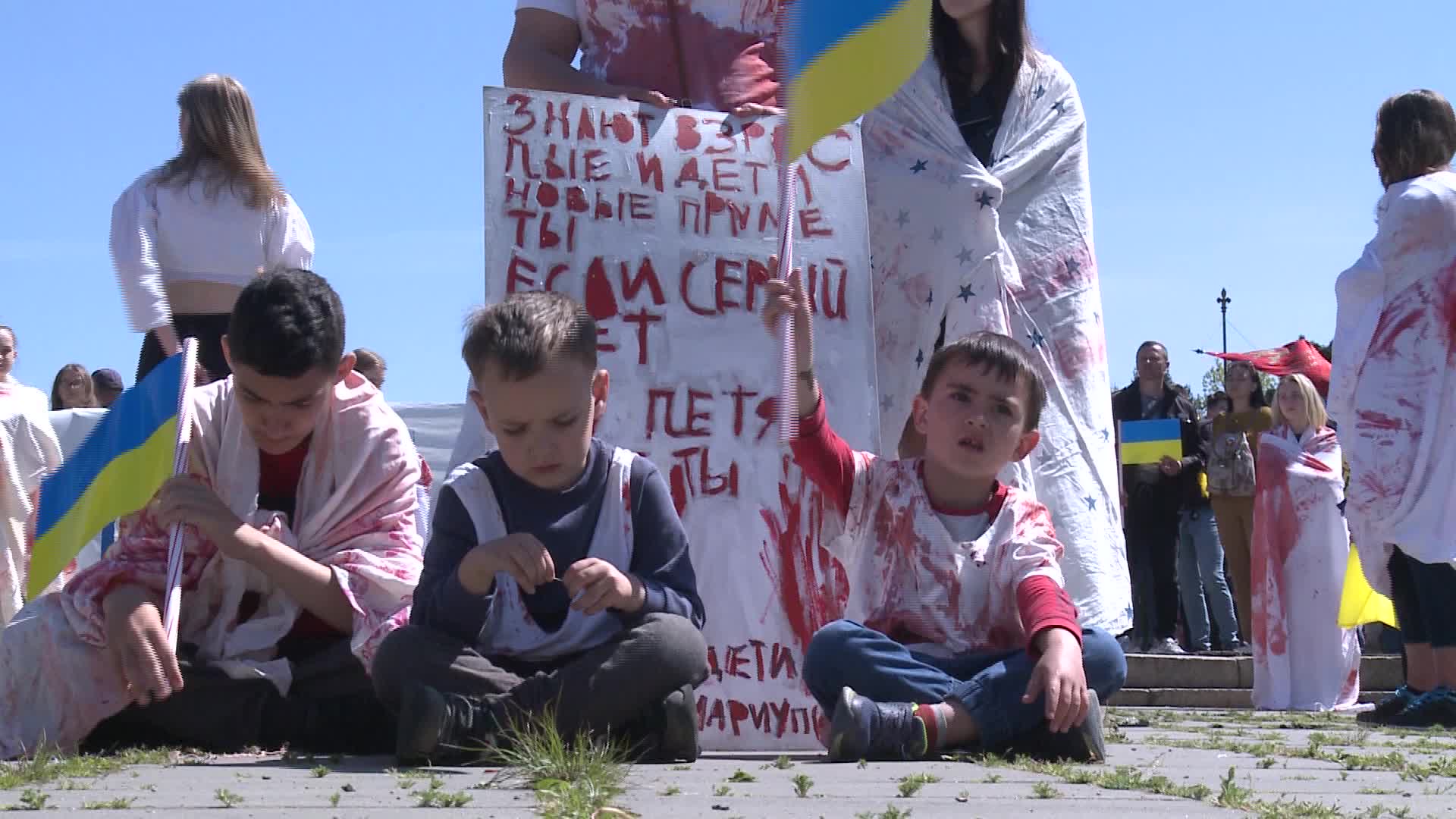 Ukrainians block Russian ambassador path in Warsaw