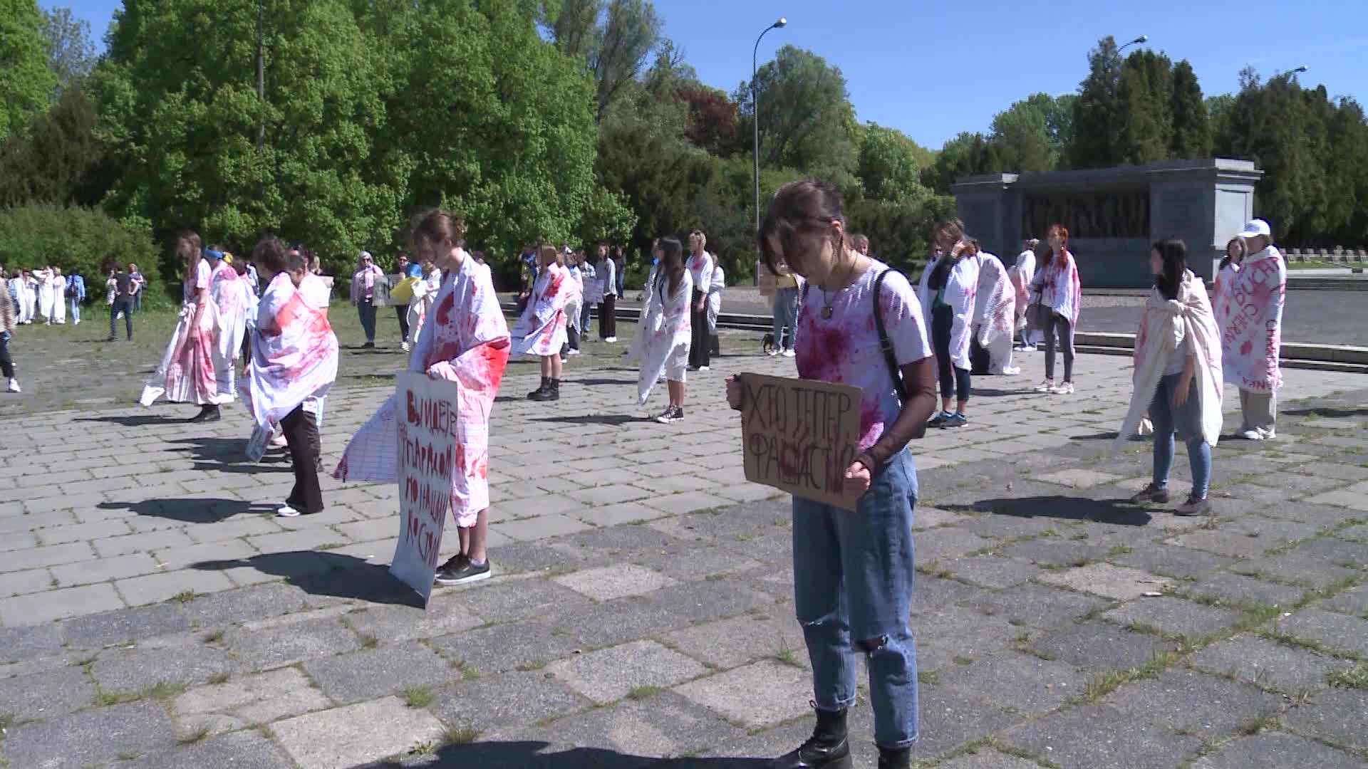 Ukrainians block Russian ambassador path in Warsaw
