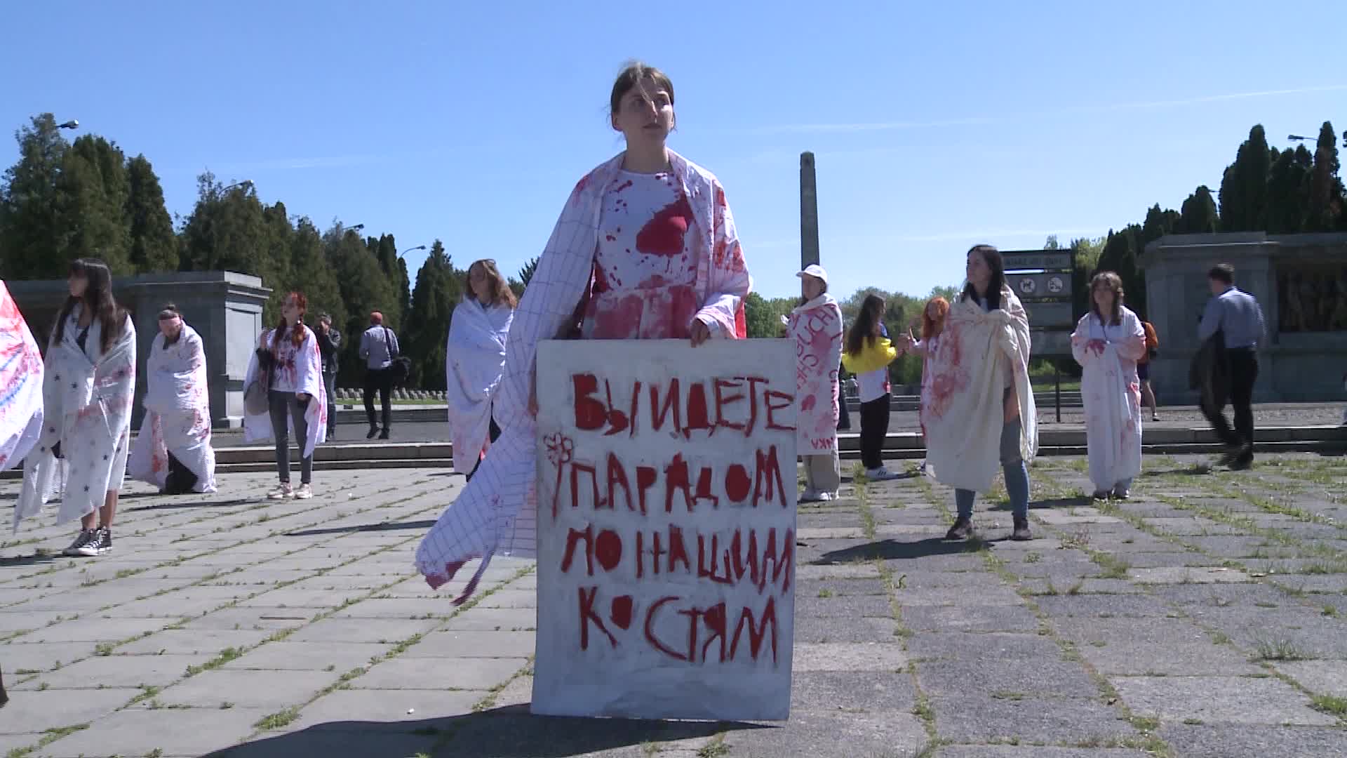 Ukrainians block Russian ambassador path in Warsaw