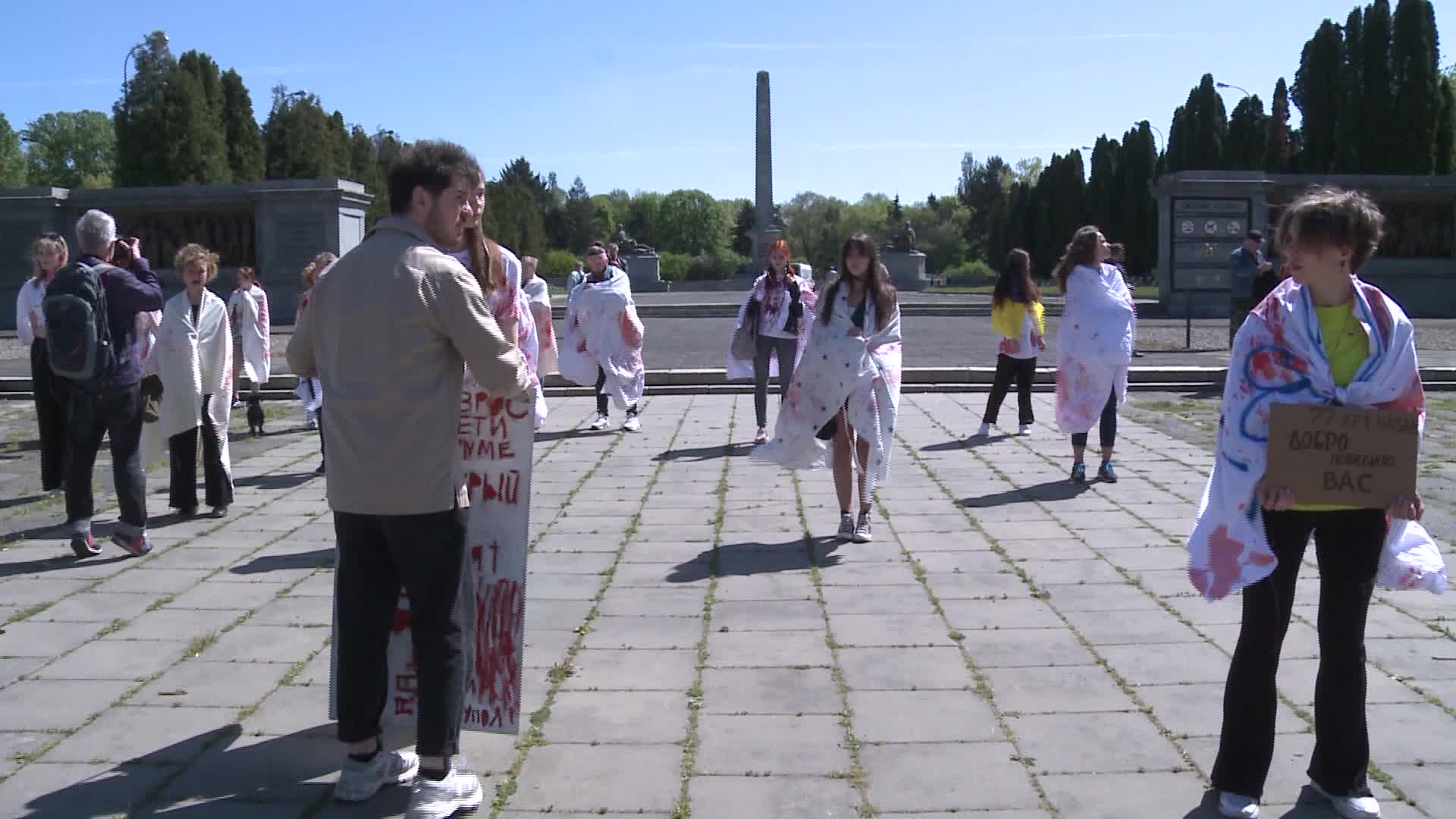 Ukrainians block Russian ambassador path in Warsaw