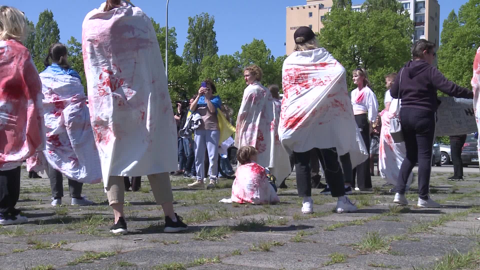 Ukrainians block Russian ambassador path in Warsaw