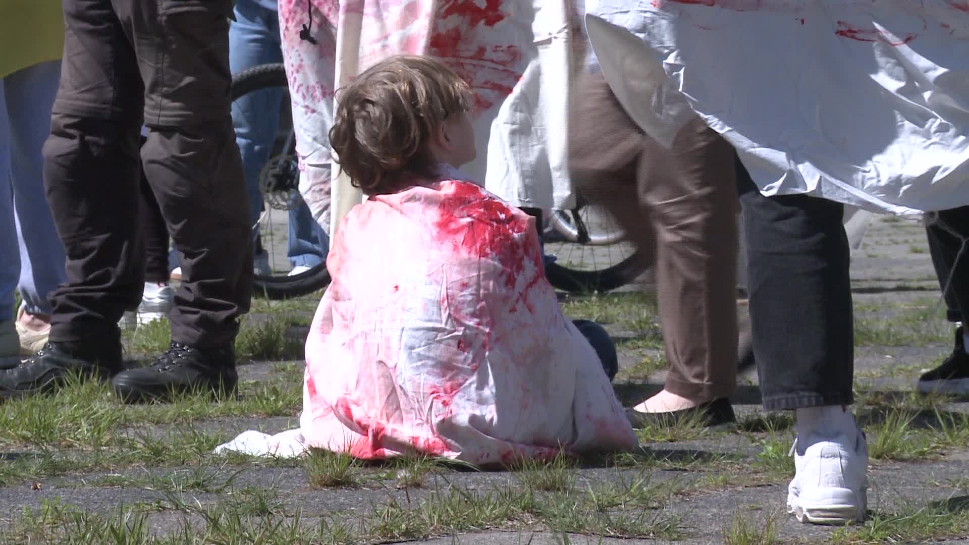 Ukrainians block Russian ambassador path in Warsaw