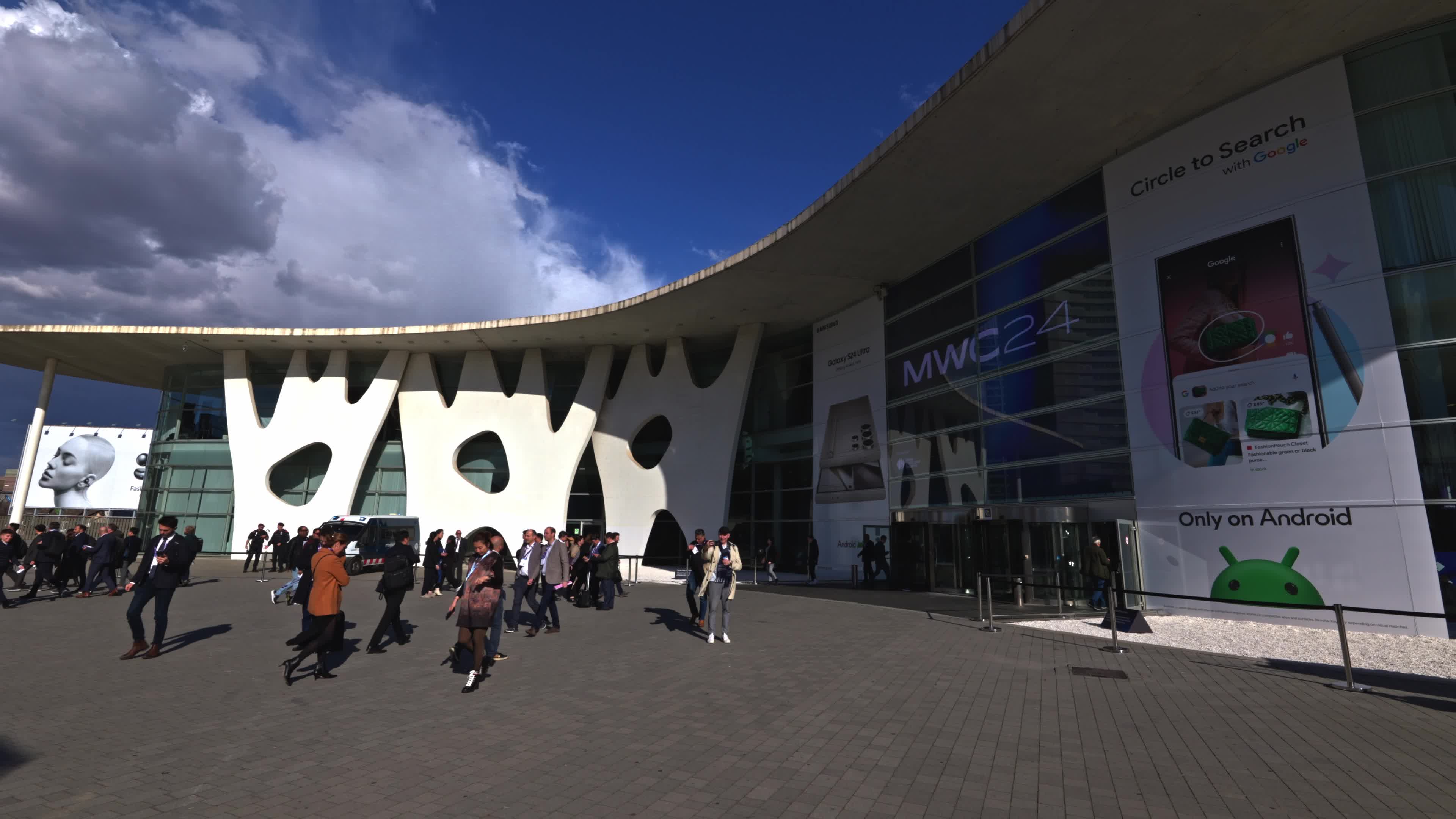 Congress attendants entering the MWC Barcelona 2024