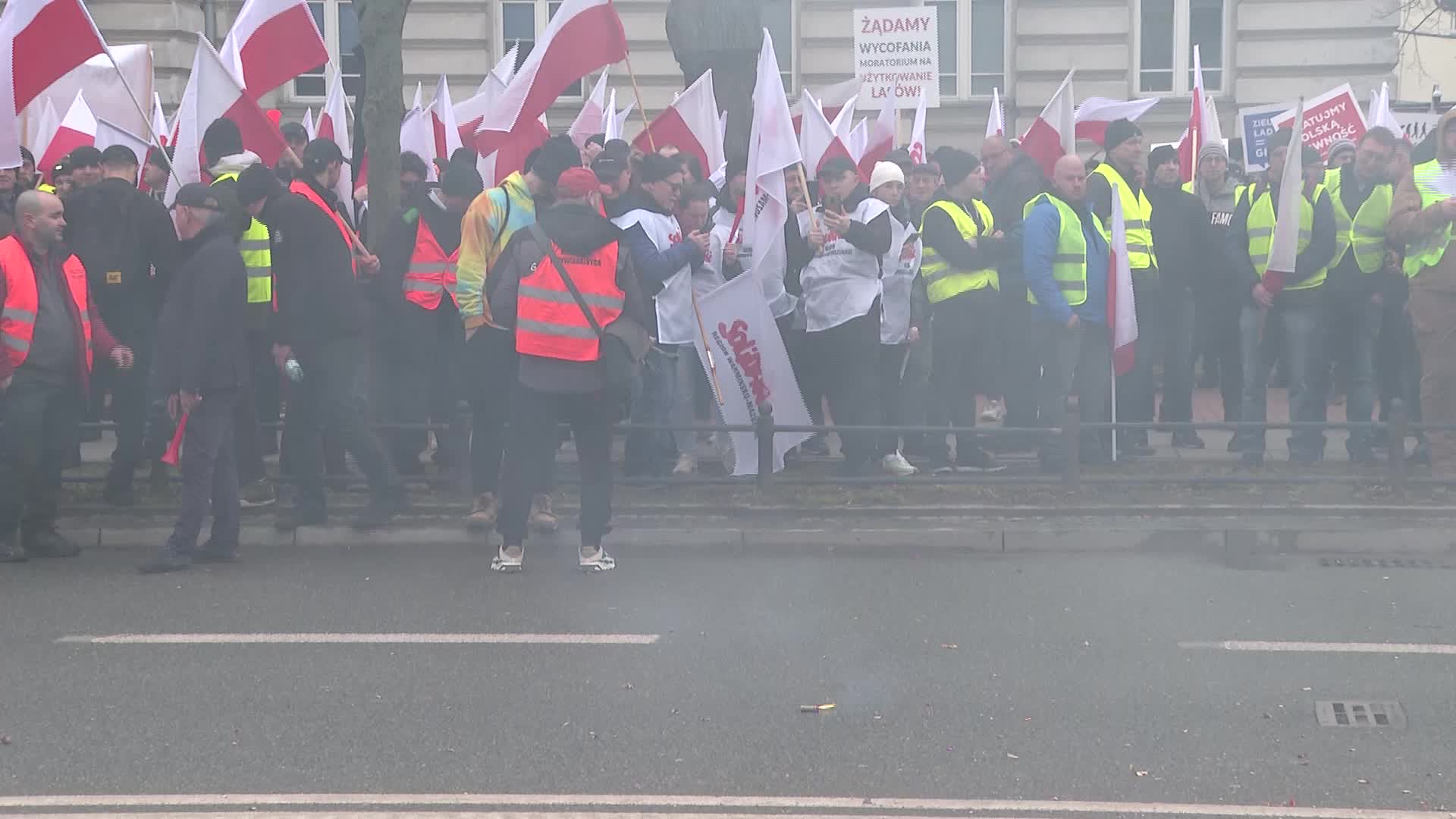 Polish farmers burn tyres outside Prime Minister office in return of protests