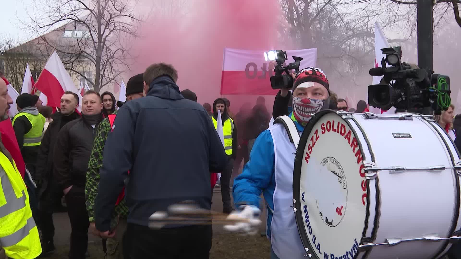 Polish farmers burn tyres outside Prime Minister office in return of protests