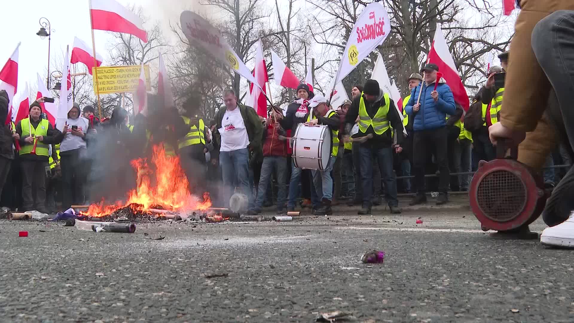 Polish farmers burn tyres outside Prime Minister office in return of protests