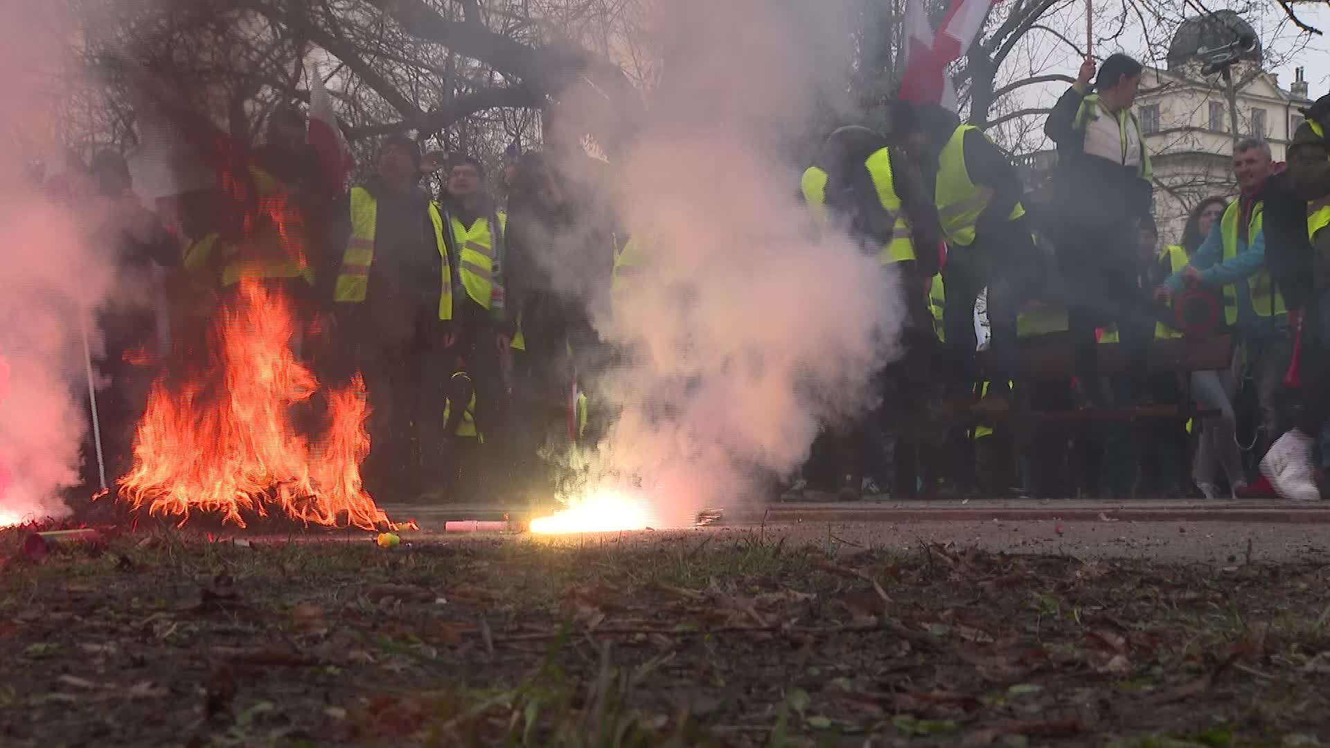 Polish farmers burn tyres outside Prime Minister office in return of protests