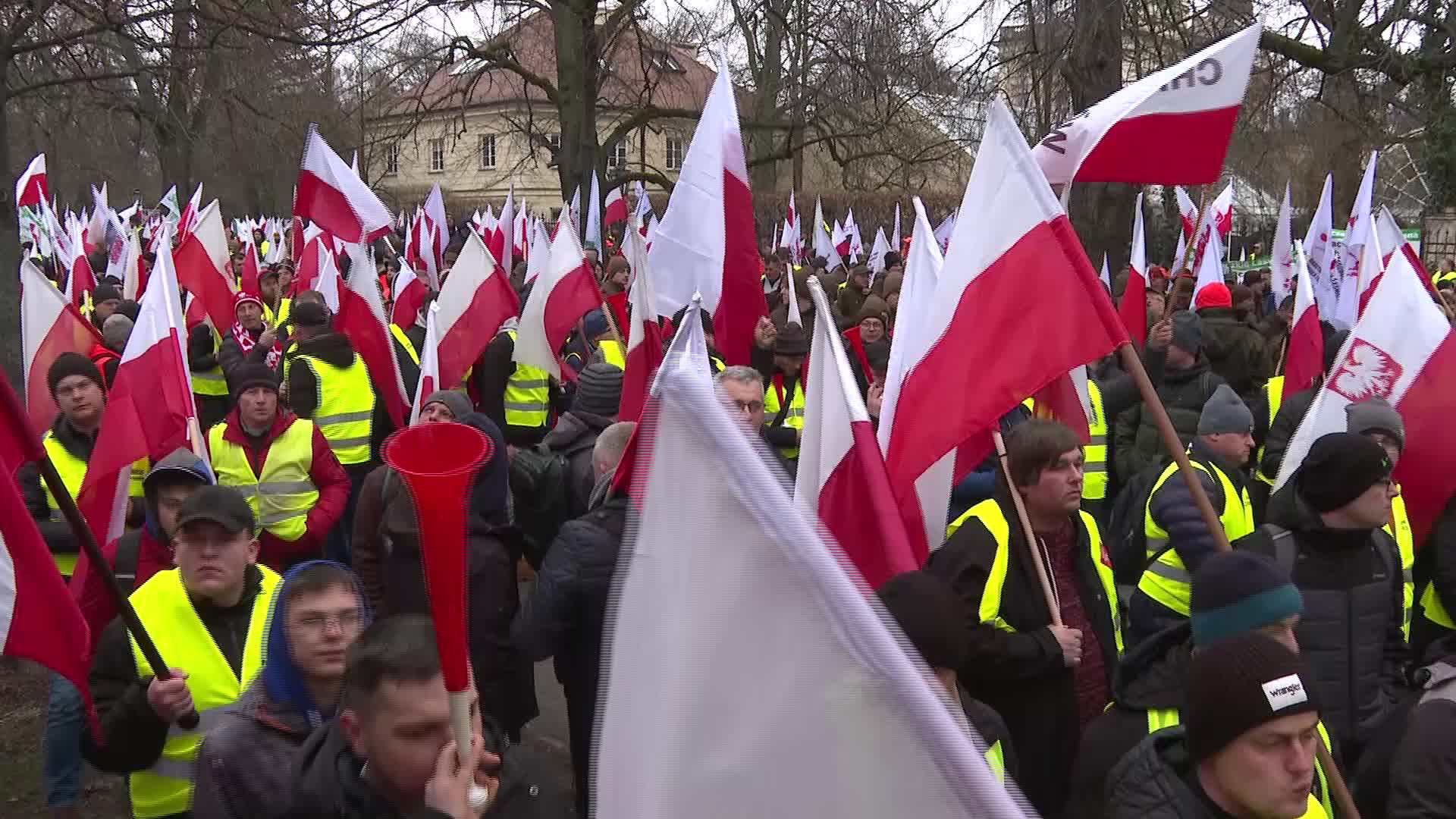 Polish farmers burn tyres outside Prime Minister office in return of protests