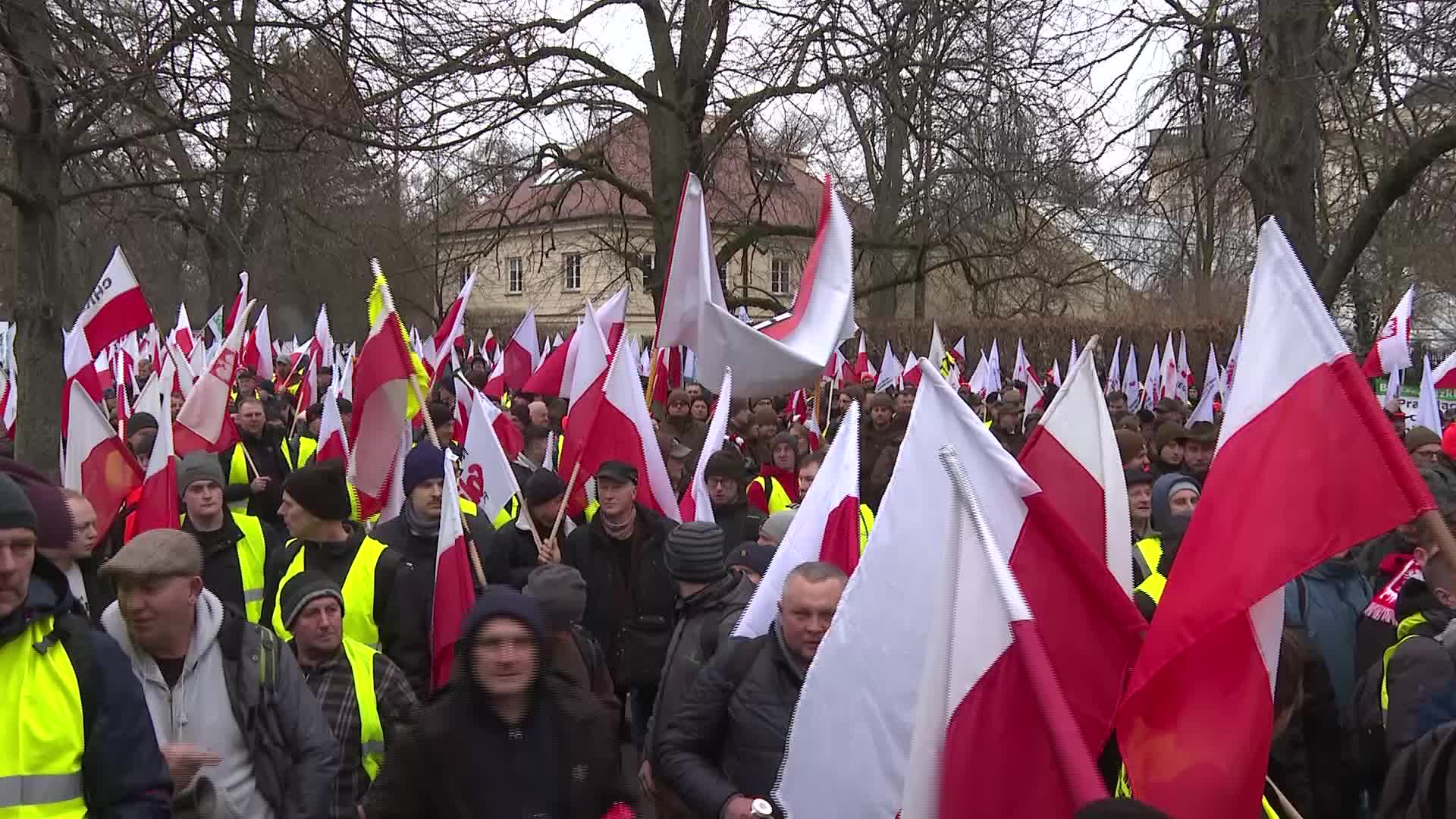 Polish farmers burn tyres outside Prime Minister office in return of protests