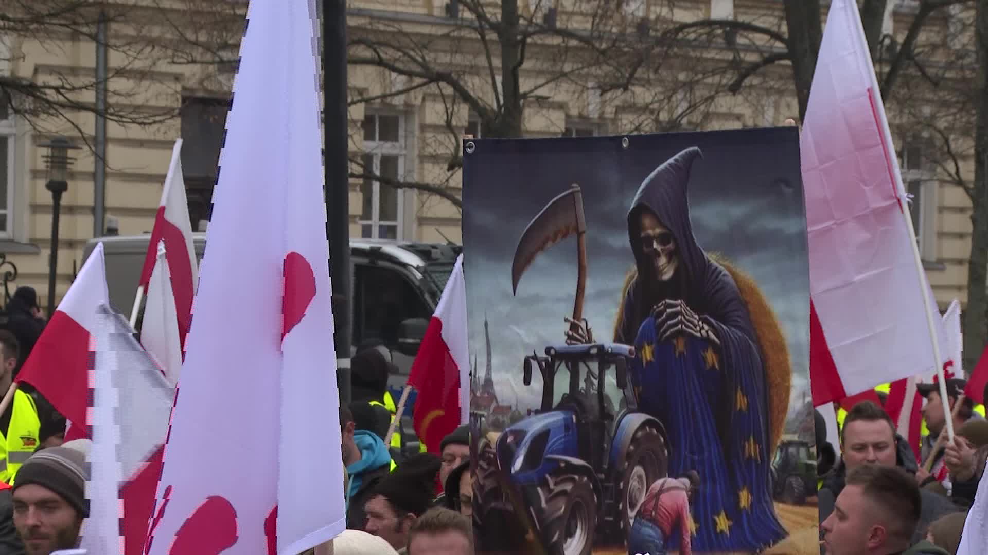 Polish farmers burn tyres outside Prime Minister office in return of protests