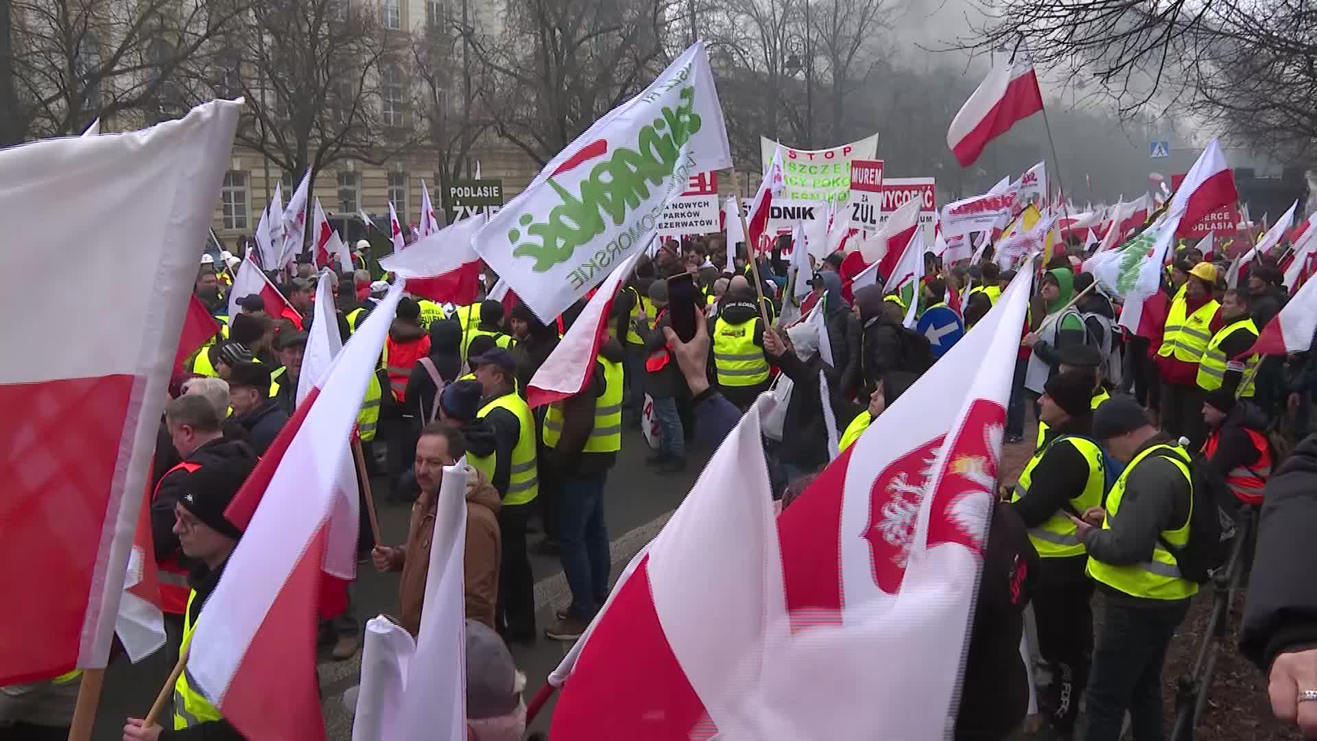Polish farmers burn tyres outside Prime Minister office in return of protests