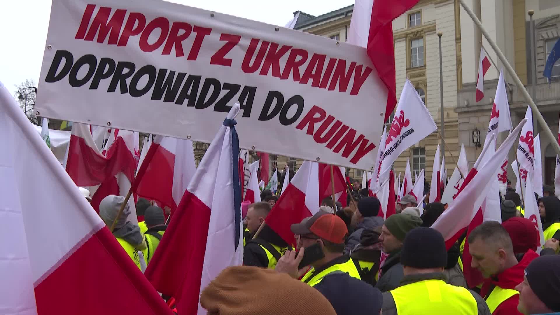 Polish farmers burn tyres outside Prime Minister office in return of protests