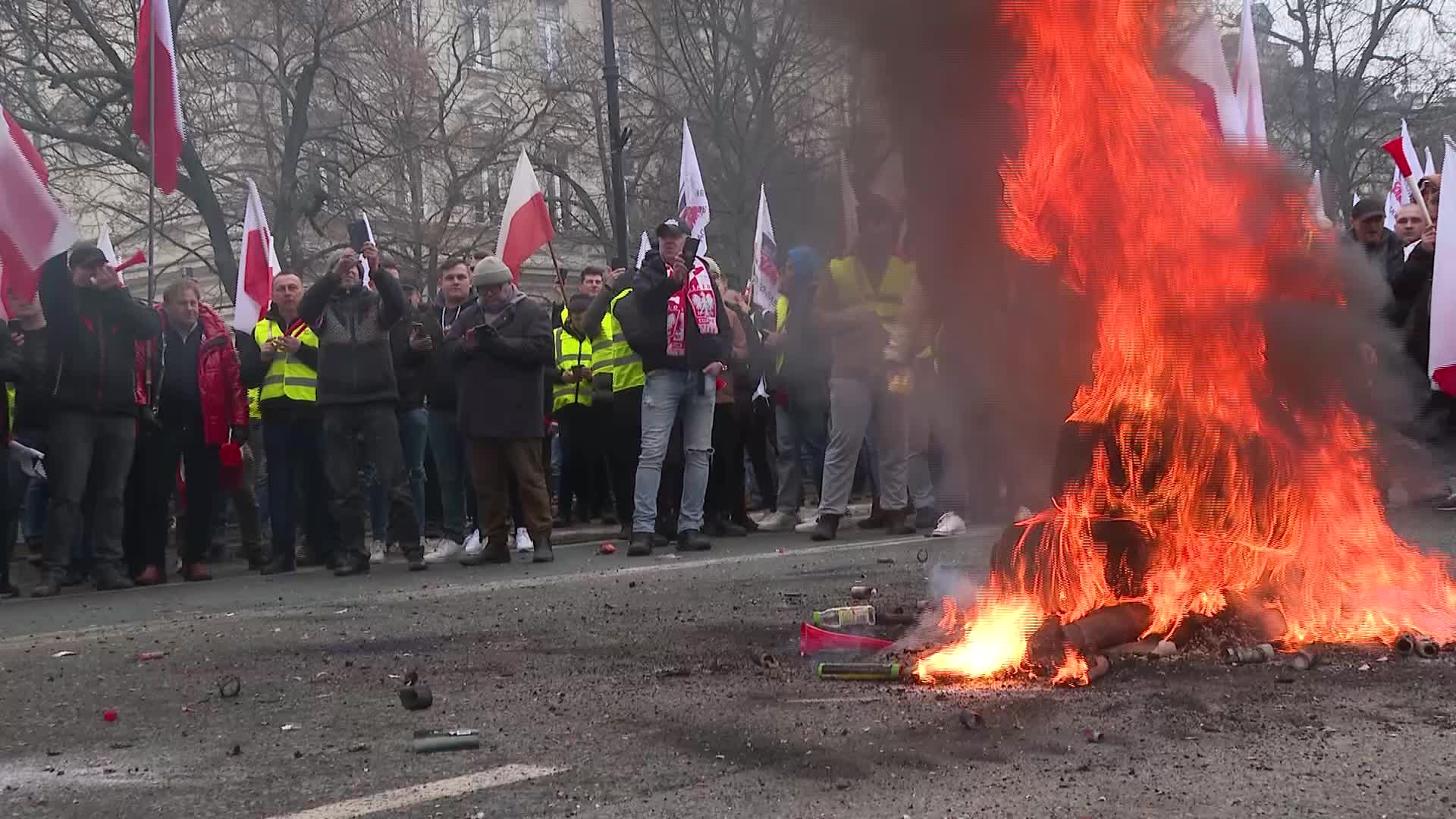 Polish farmers burn tyres outside Prime Minister office in return of protests