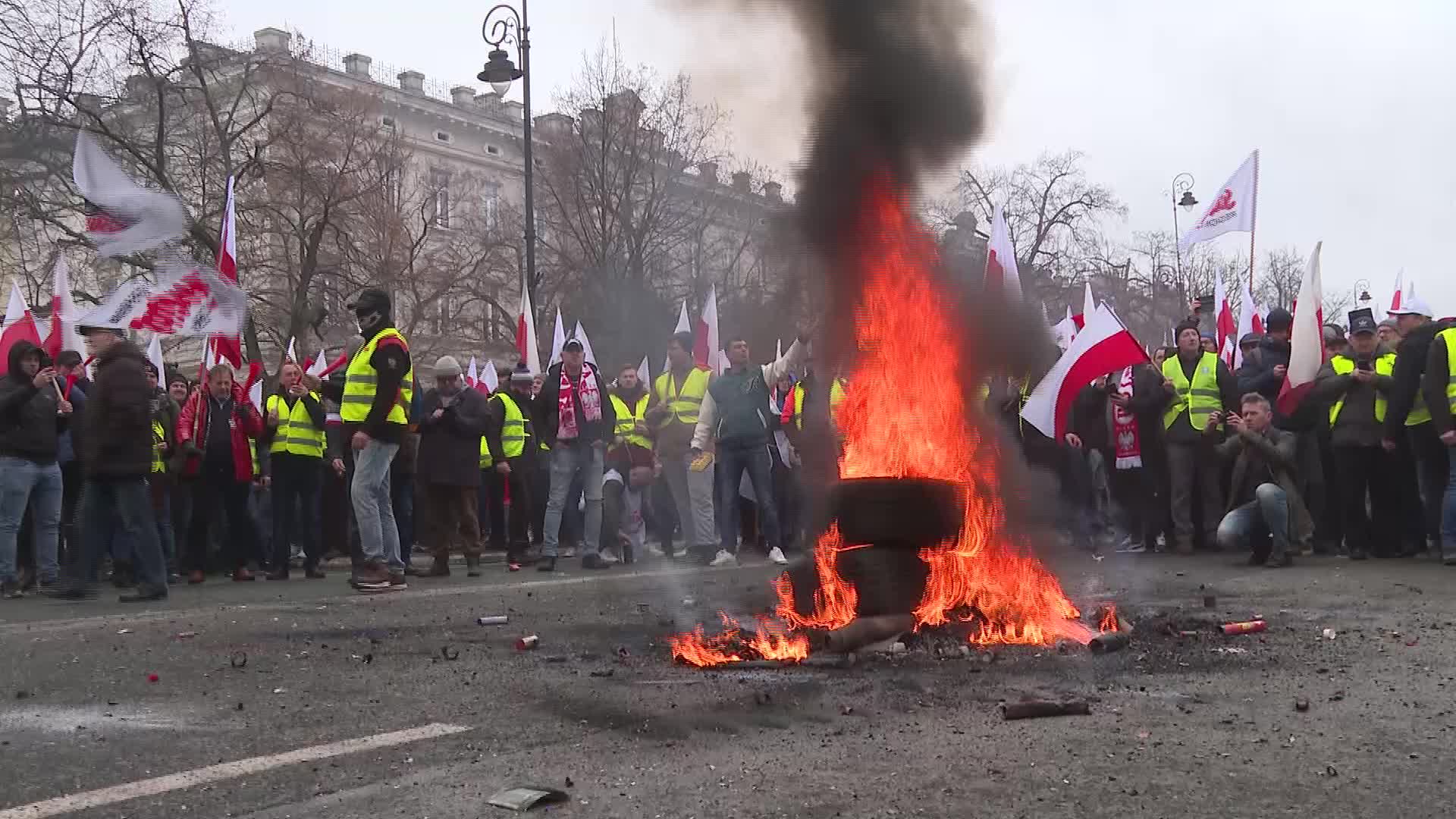 Polish farmers burn tyres outside Prime Minister office in return of protests