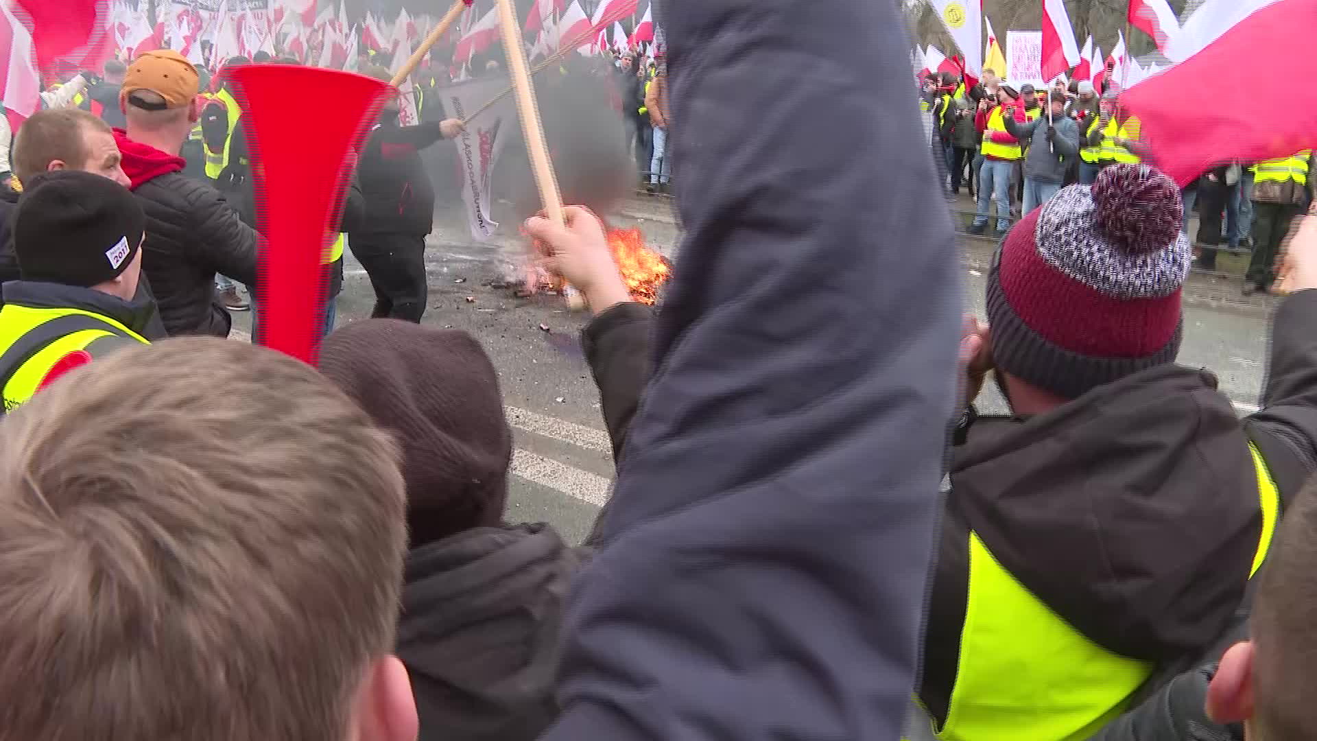 Polish farmers burn tyres outside Prime Minister office in return of protests