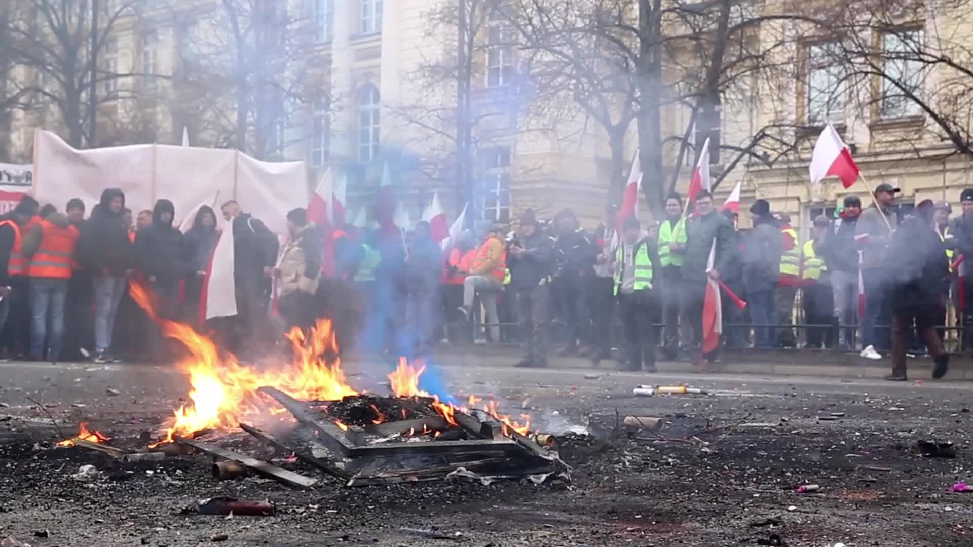 Polish farmers demonstrate in Warsaw