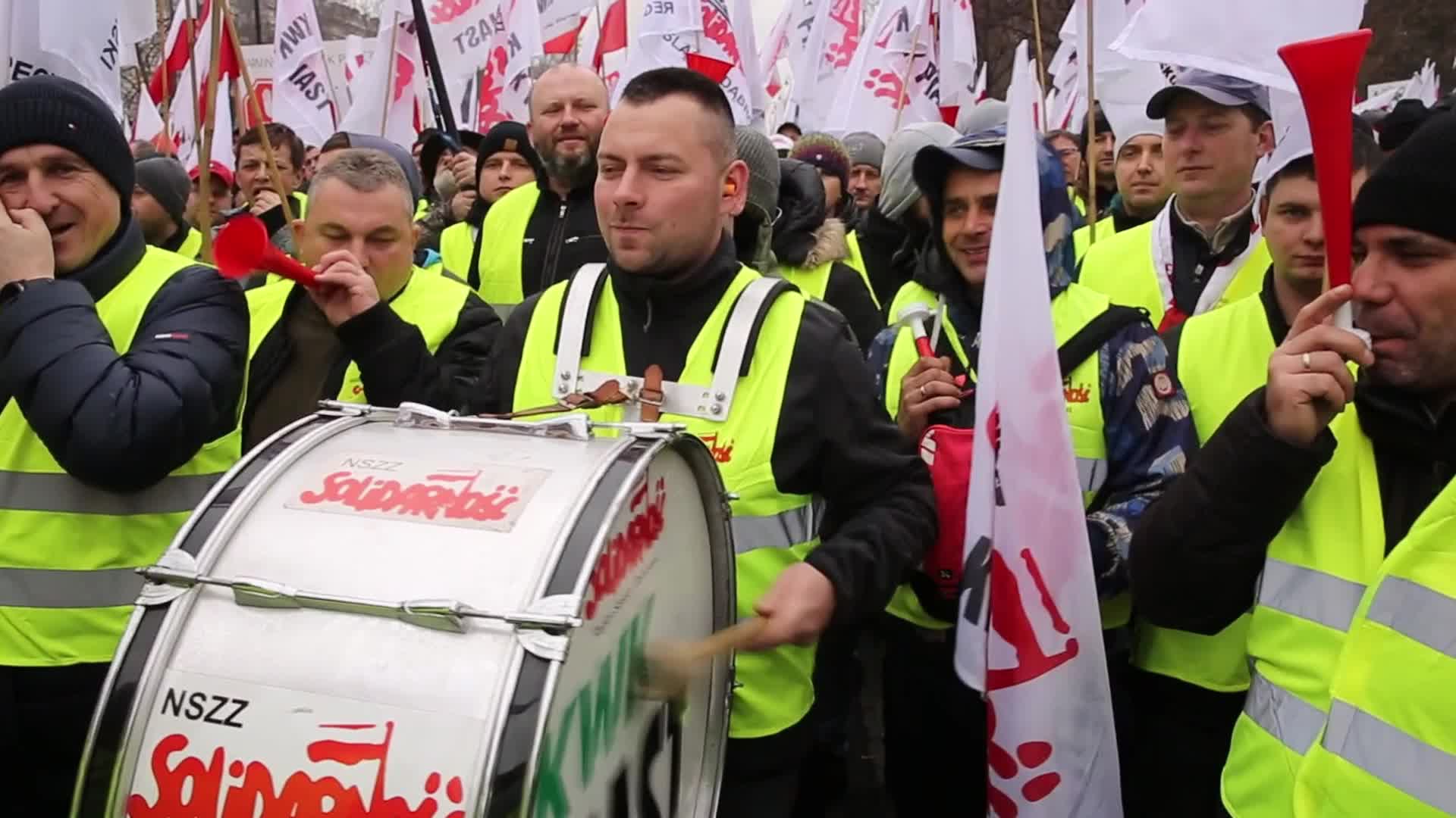 Polish farmers demonstrate in Warsaw