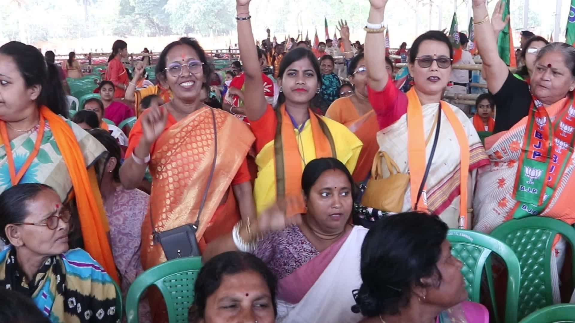 BJP Supporter Holds Narendra Modi Cutout at Public Meeting in Barasat, Kolkata