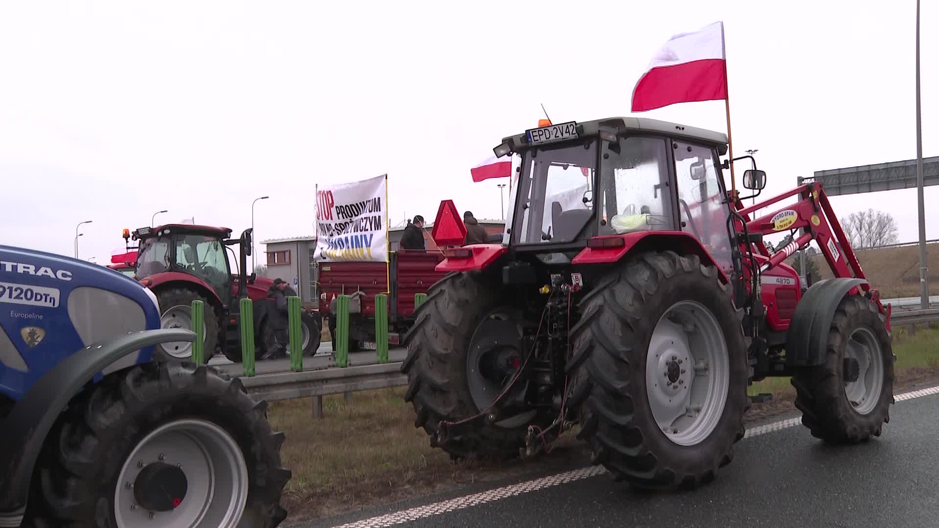 Farmers block main highway in Poland