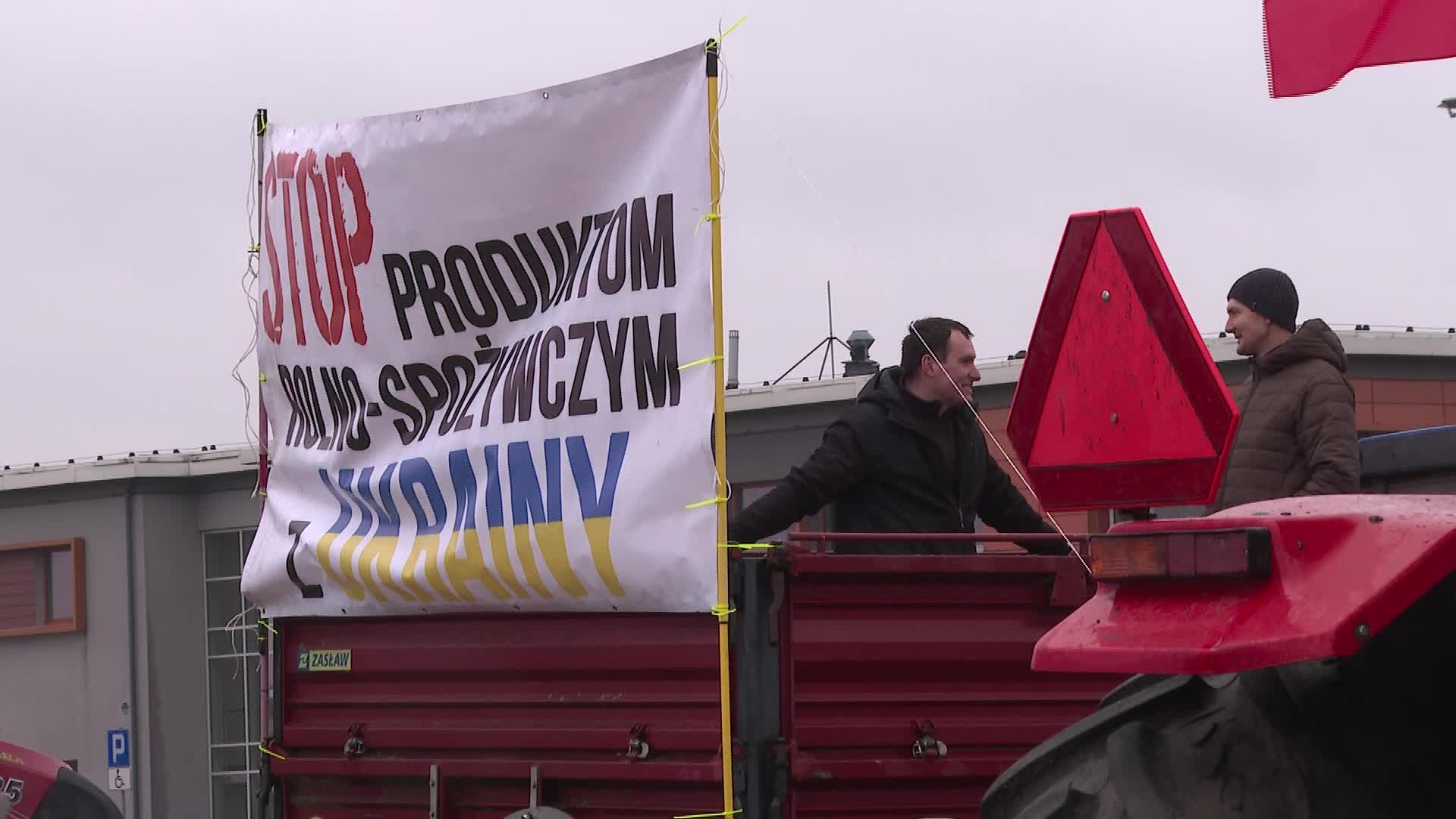 Farmers block main highway in Poland