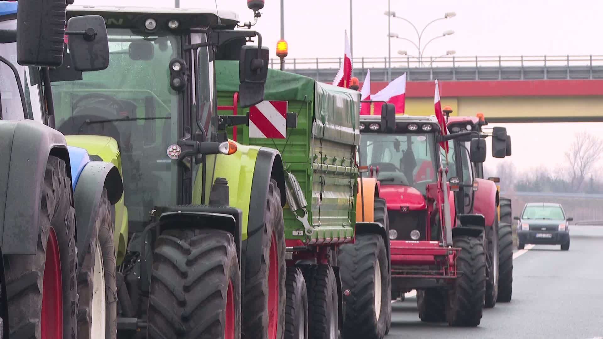 Farmers block main highway in Poland