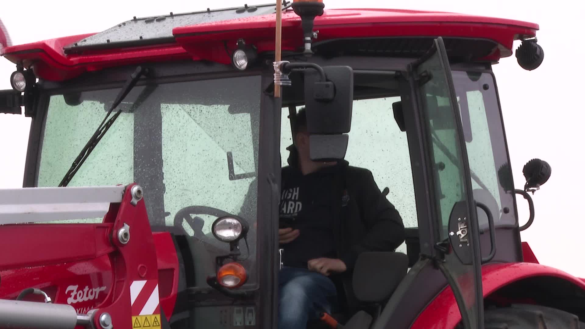 Farmers block main highway in Poland