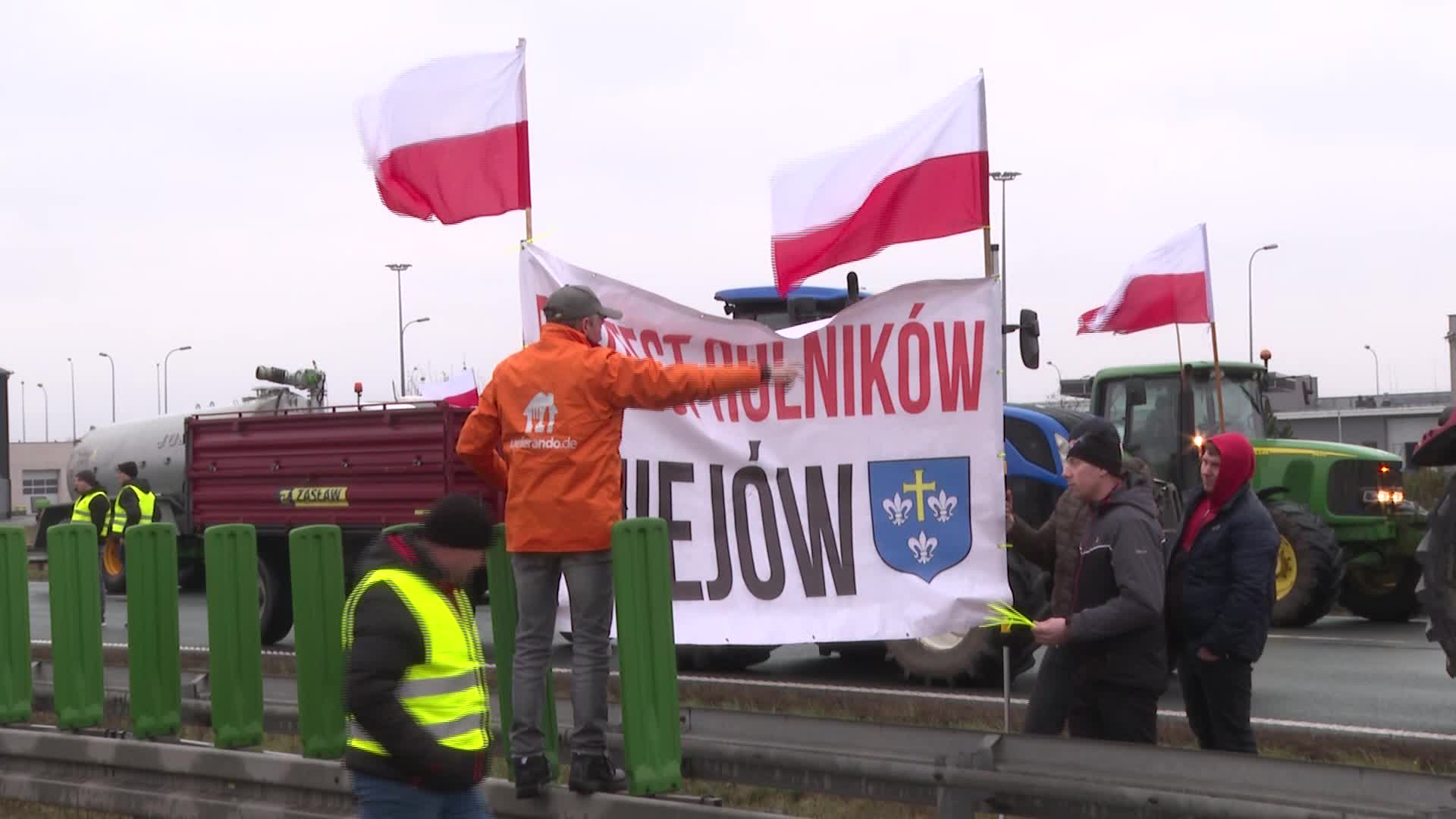 Farmers block main highway in Poland