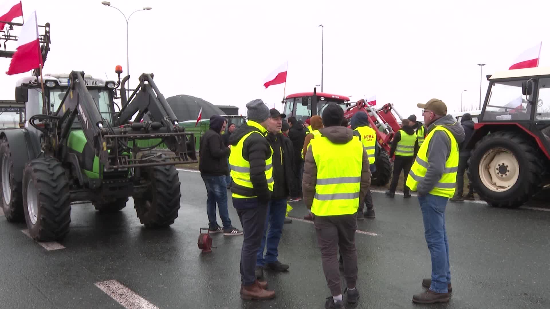 Farmers block main highway in Poland