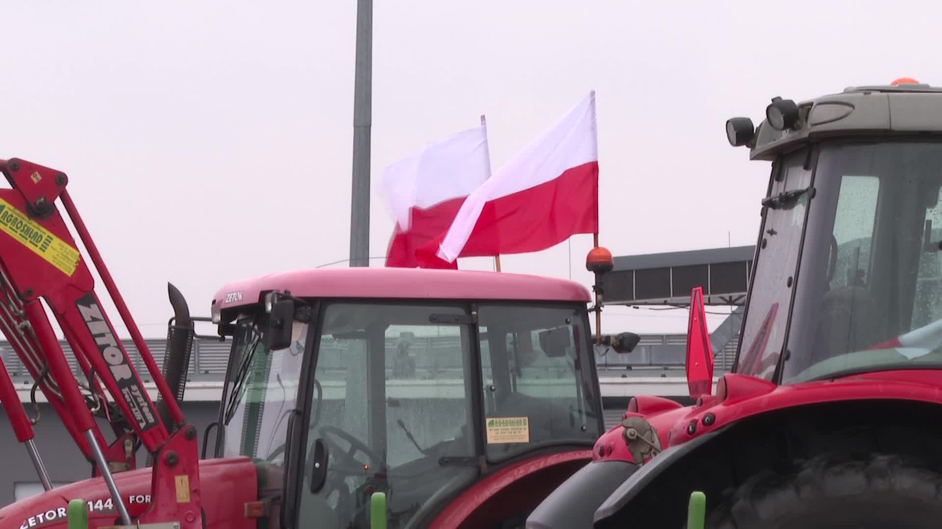 Farmers block main highway in Poland