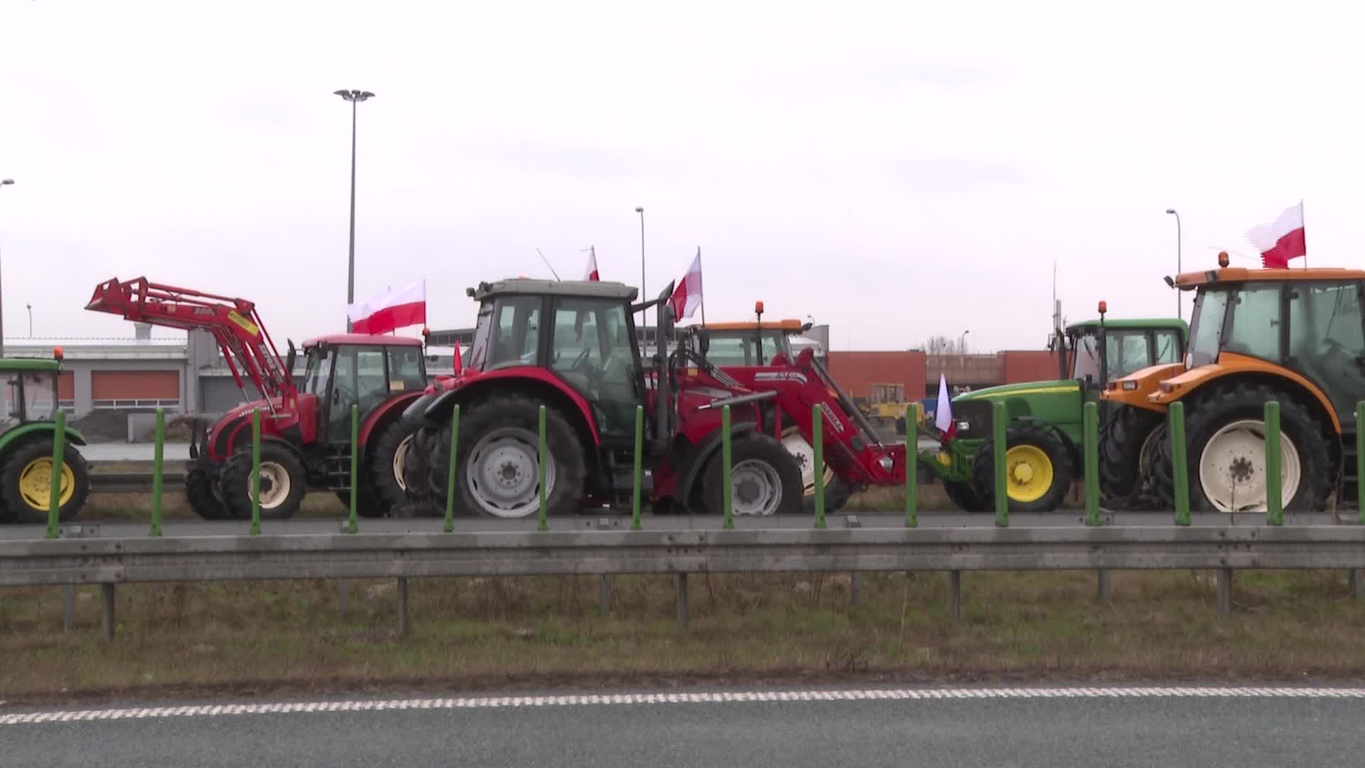 Farmers block main highway in Poland