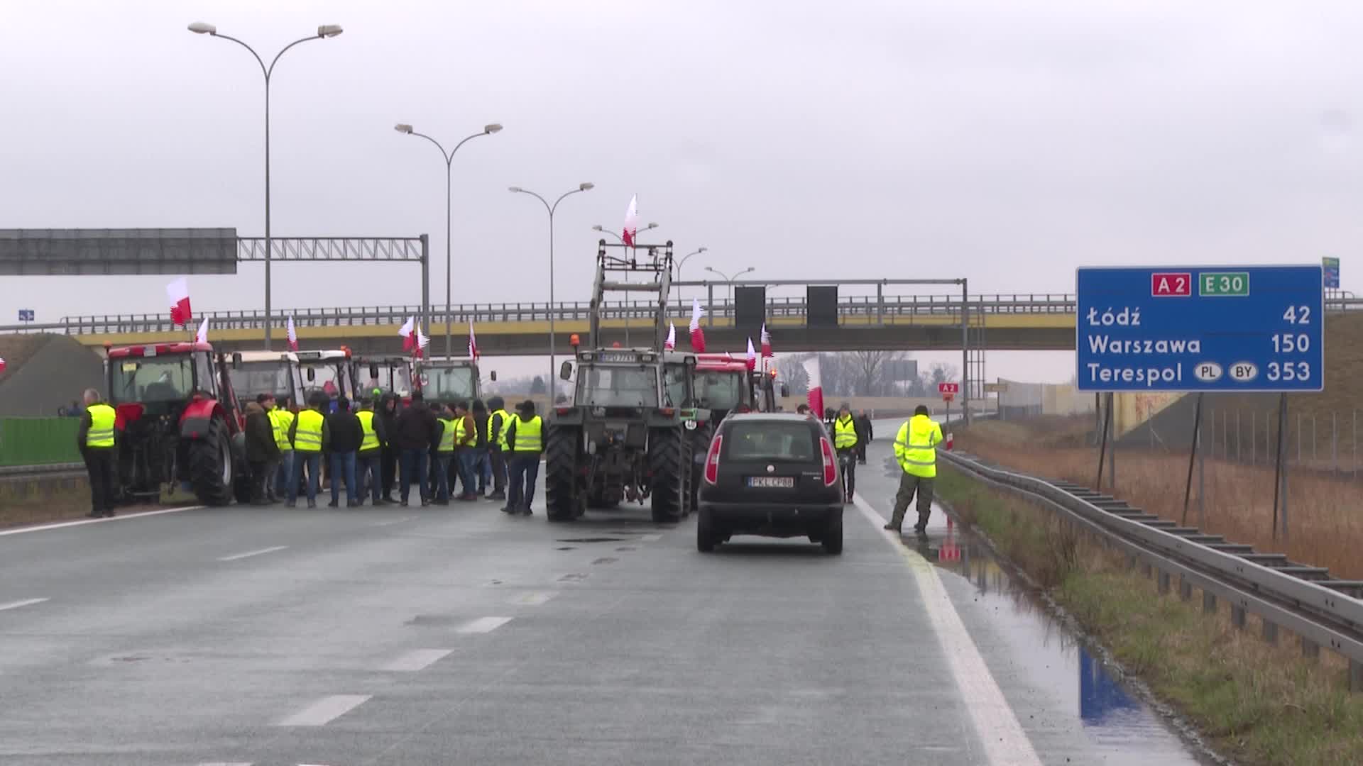Farmers block main highway in Poland