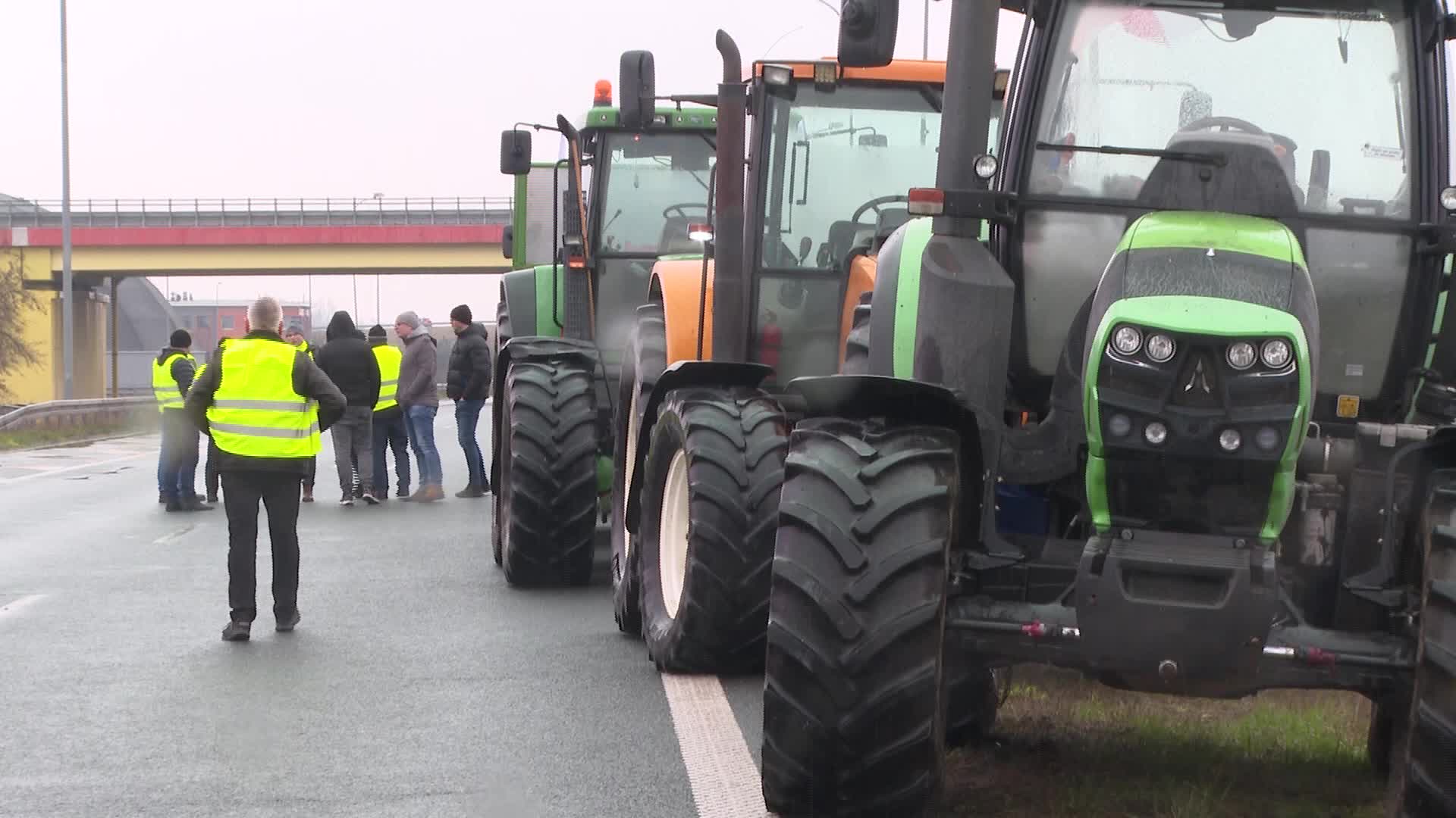 Farmers block main highway in Poland