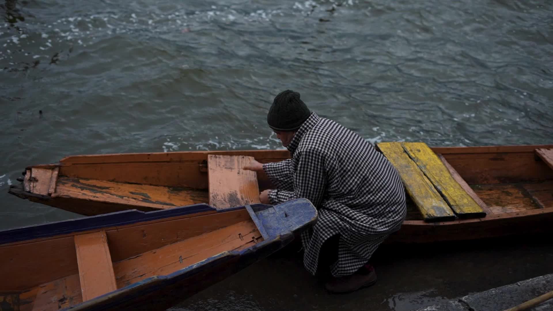 Gusty winds and rains in Kashmir