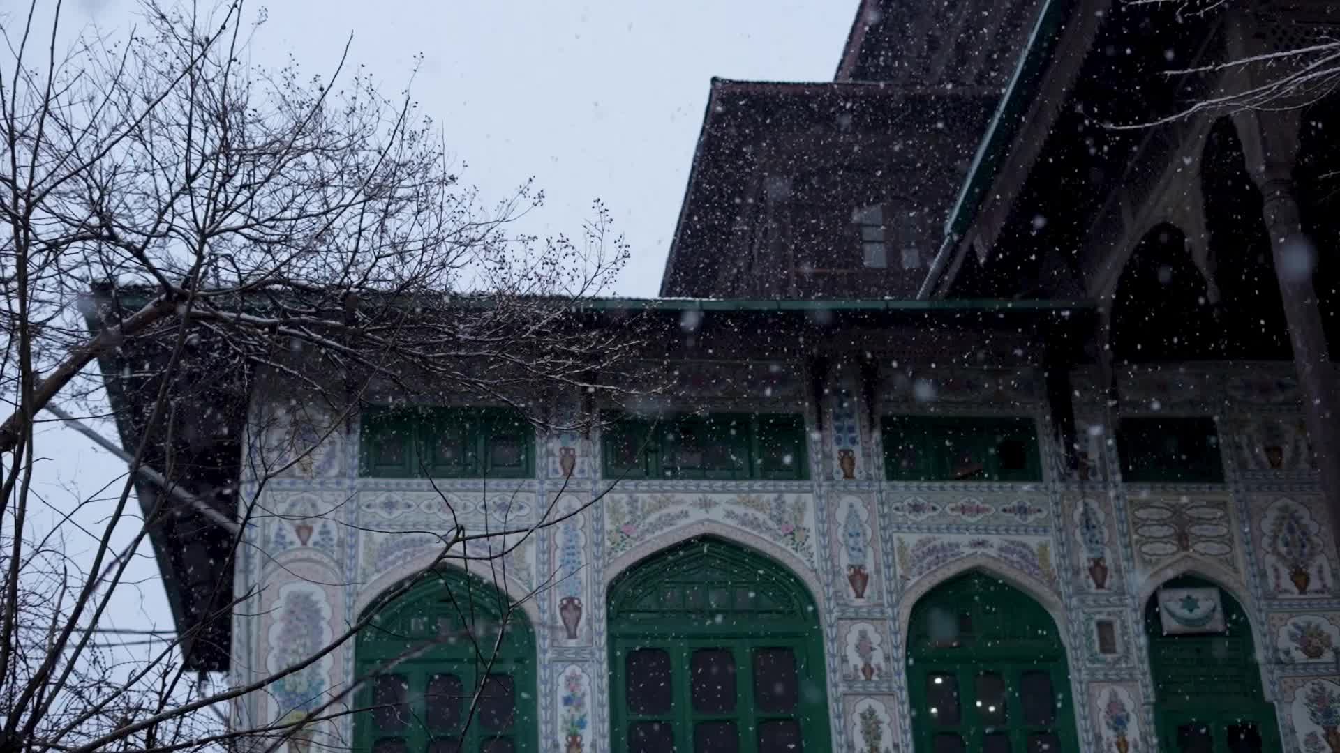 Heavy snowfall in Kashmir.