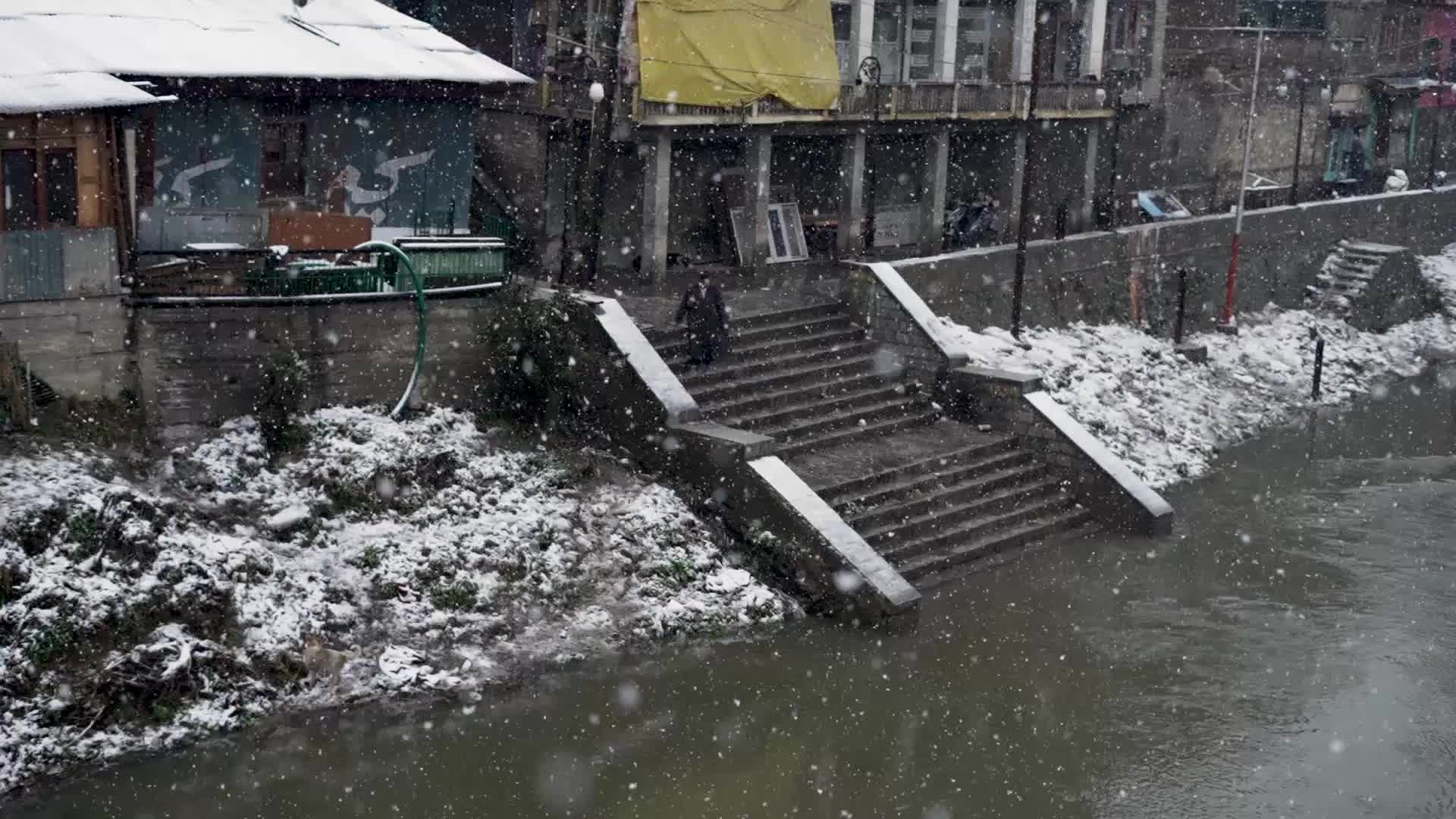 Heavy snowfall in Kashmir.