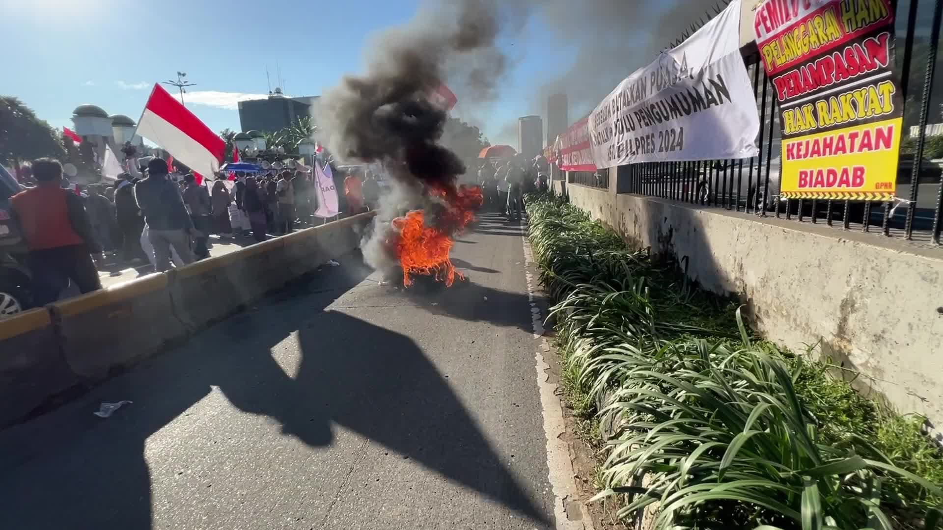 Hundreds protest in Jakarta demanding president’s ouster for alleged interference in election
