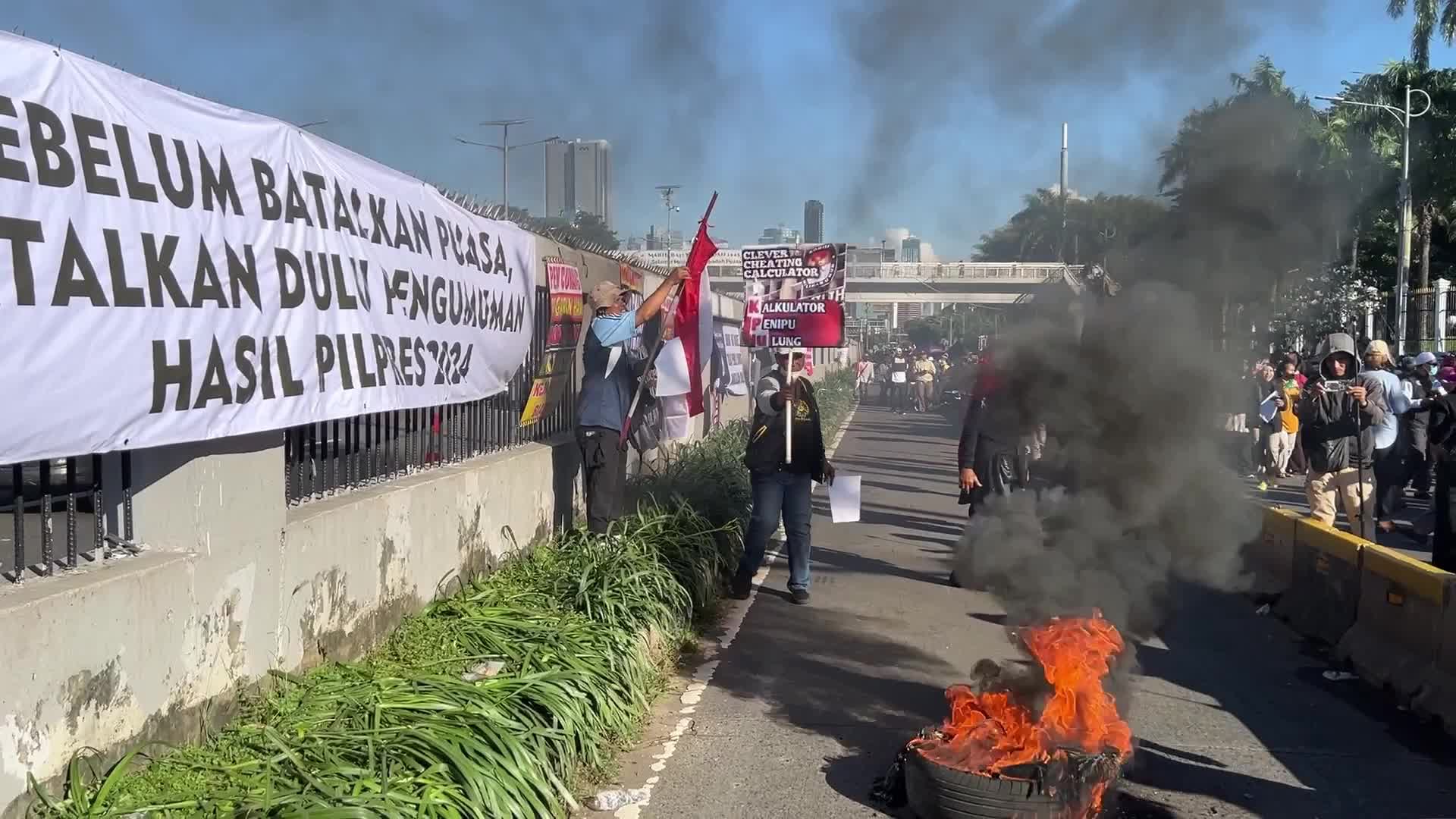 Hundreds protest in Jakarta demanding president’s ouster for alleged interference in election