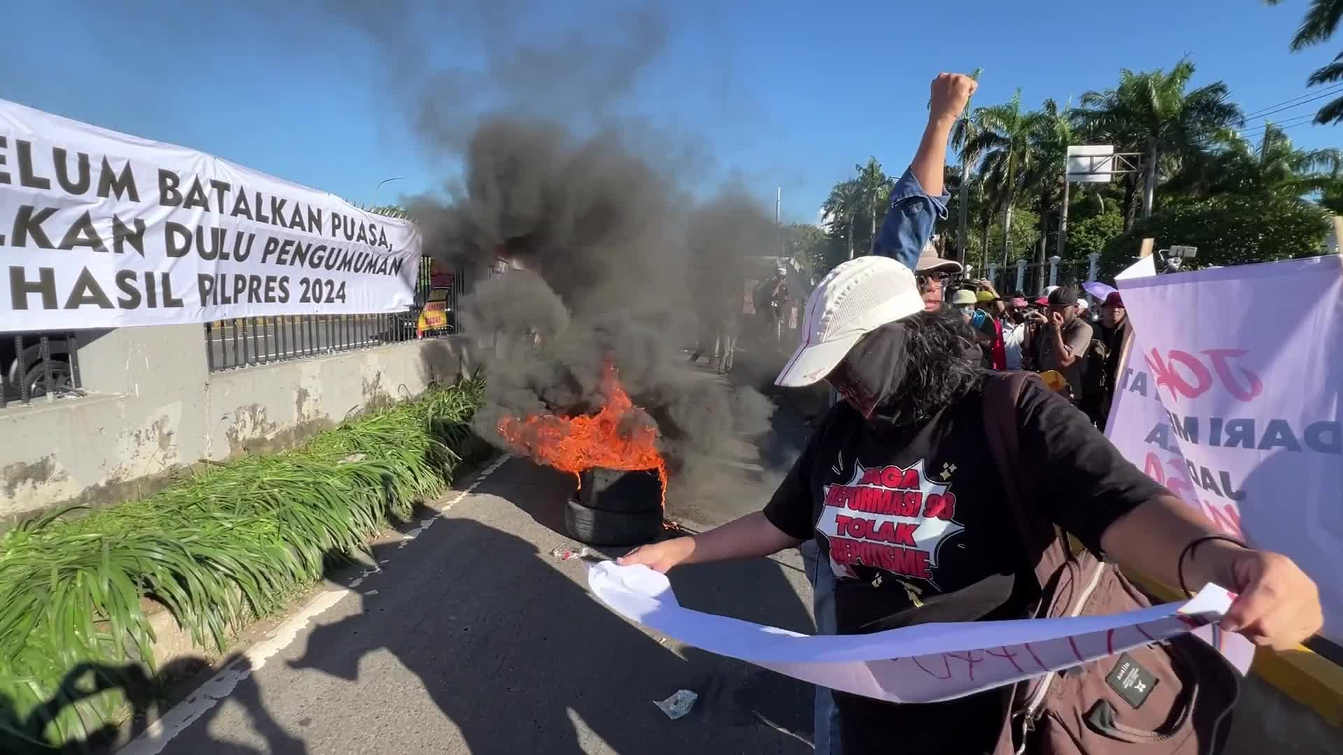 Hundreds protest in Jakarta demanding president’s ouster for alleged interference in election