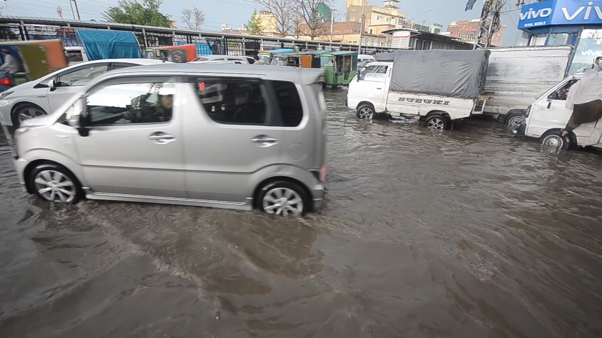 Rainstorms hit Pakistani city of Peshawar 