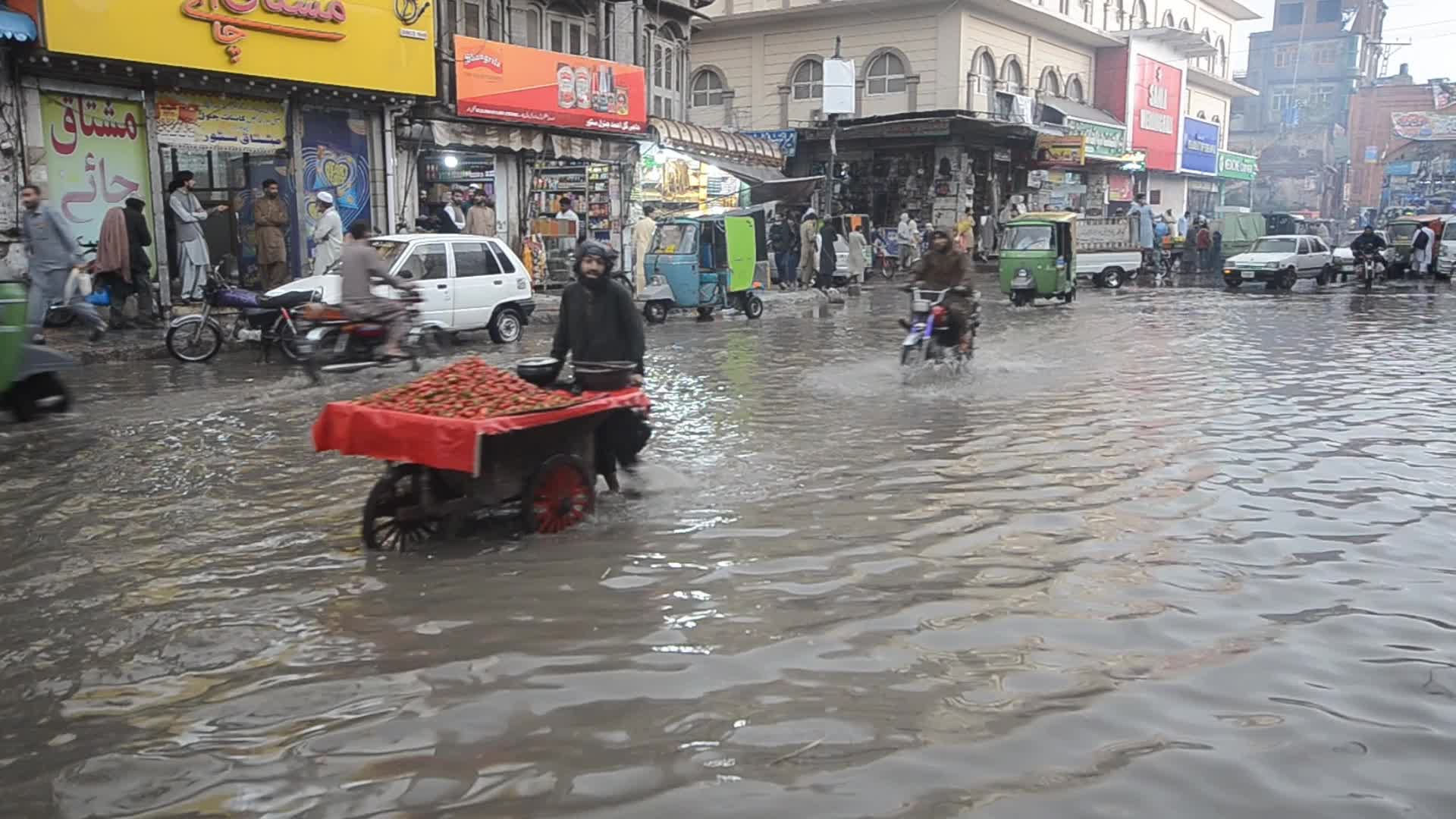 Rainstorms hit Pakistani city of Peshawar 